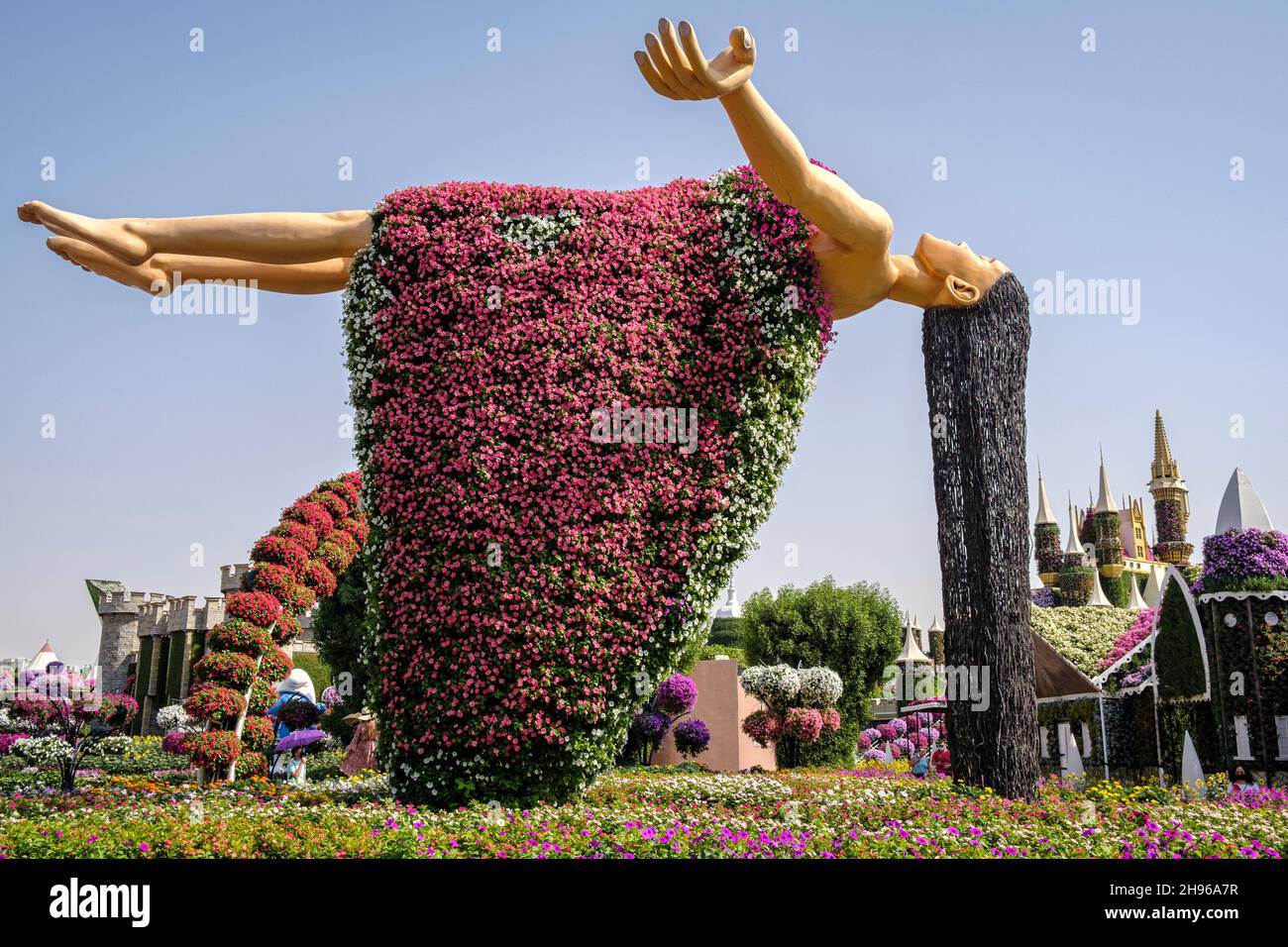 Une installation fleurie d'une femme aux cheveux longs au Dubai Miracle Garden Banque D'Images
