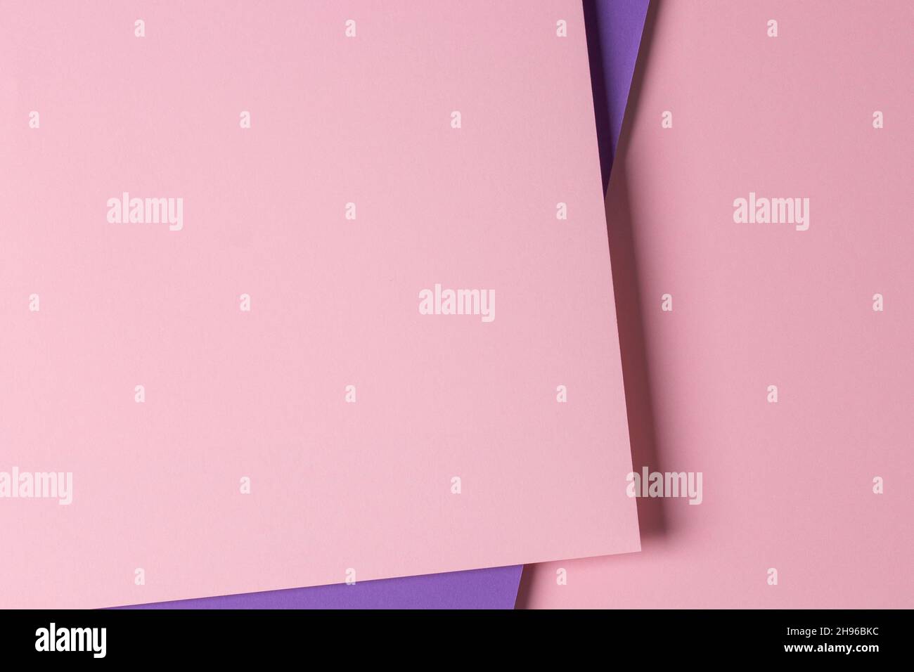 Résumé géométrique de papier rose pastel et violet avec espace de copie Banque D'Images