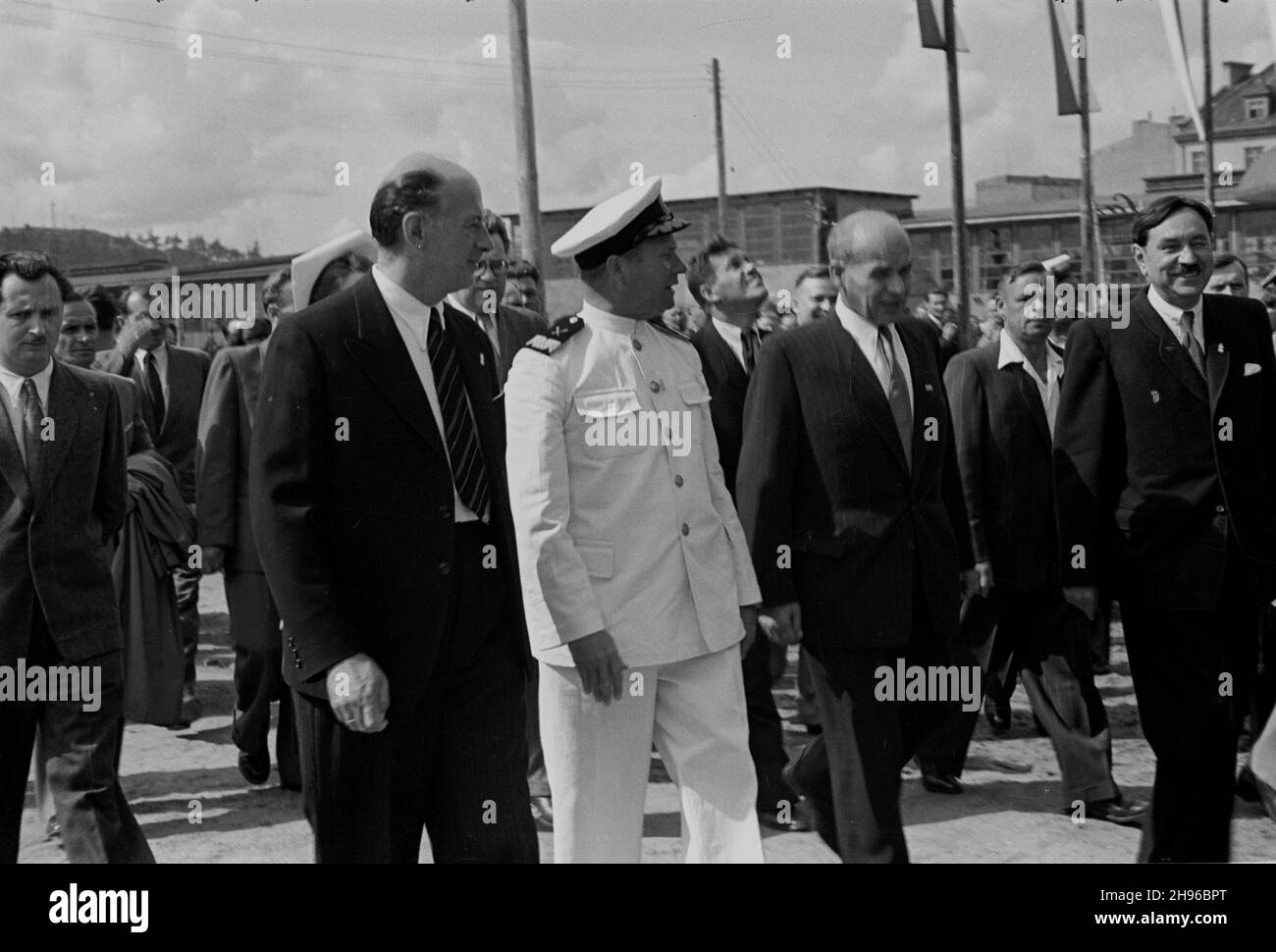 Gdynia, 1947-08-02.Otwarcie gdyñskiej czêœci ekspozycji Miêdzynarodowych Targów Gdañskich.Delegacja rz¹dowo-dyplomatyczna oprowadzana po wystawie.NZ. m.in. Wicepremier W³adys³aw Gomu³ka (3P), wojewoda gdañski in¿.Stanis³aw Zra³ek (4P), Marsza³ek Micha³ Rola-¯ymierski (5P).Z ty³u ambasador Zwi¹zku Radzieckiego Wiktor Lebiediew (6P). wb/gr PAPGdynia, le 2 août 1947.Des fonctionnaires et des diplomates à l'ouverture de la partie Gdynia de la Foire internationale de Gdansk.Photo : le député Wladyslaw Gomulka (3e à partir de la droite), Gdansk Voivoode Stanislaw Zralek (4e à partir de la droite), Maréchal de Pol Banque D'Images