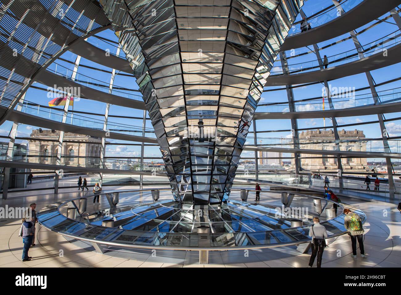 Le dôme du Reichstag sur le toit du Bundestag allemand à Berlin Mitte de l'intérieur.Architecture moderne en aluminium, verre et miroirs. Banque D'Images