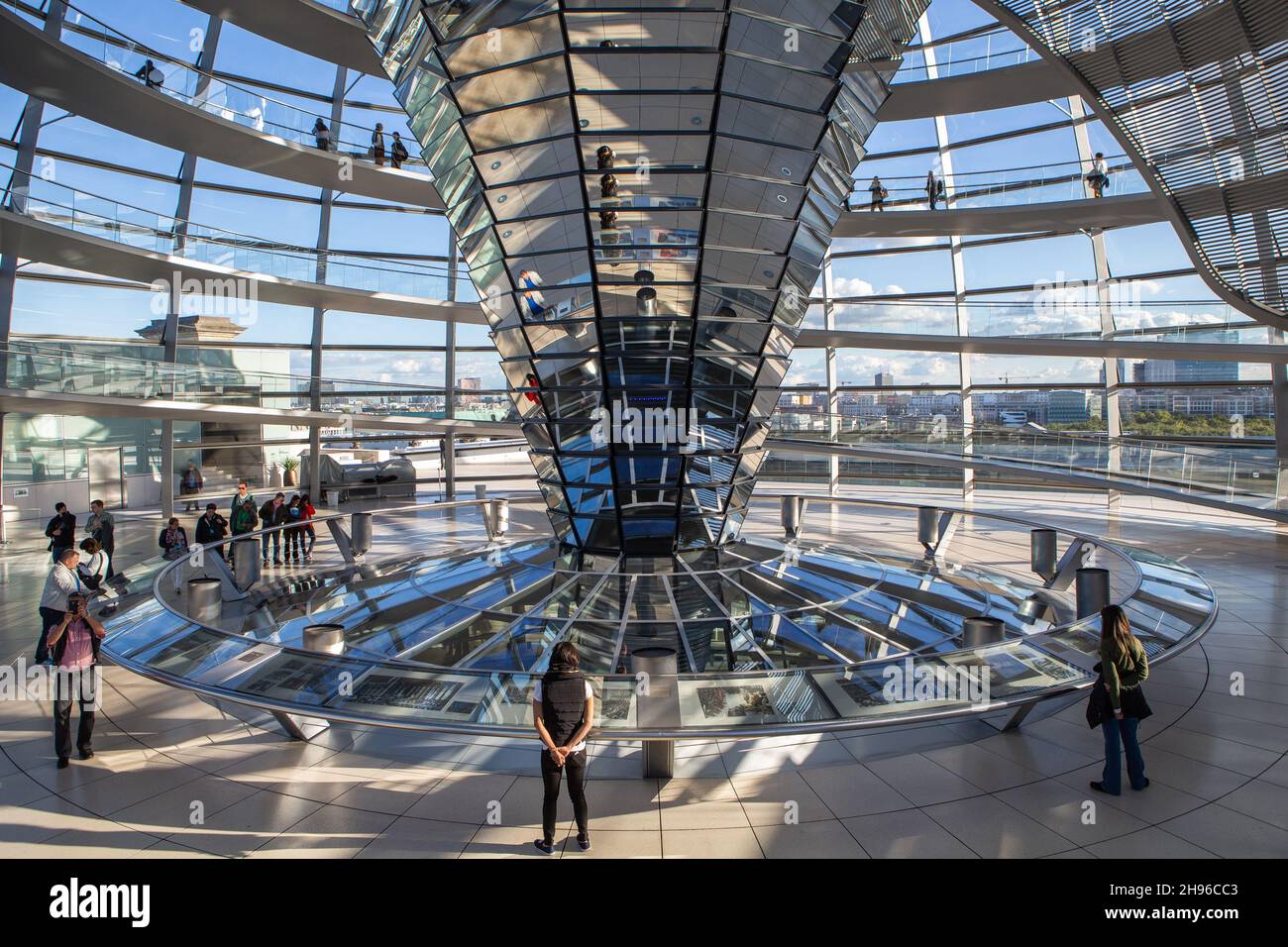 Le dôme du Reichstag sur le toit du Bundestag allemand à Berlin Mitte de l'intérieur.Architecture moderne en aluminium, verre et miroirs. Banque D'Images