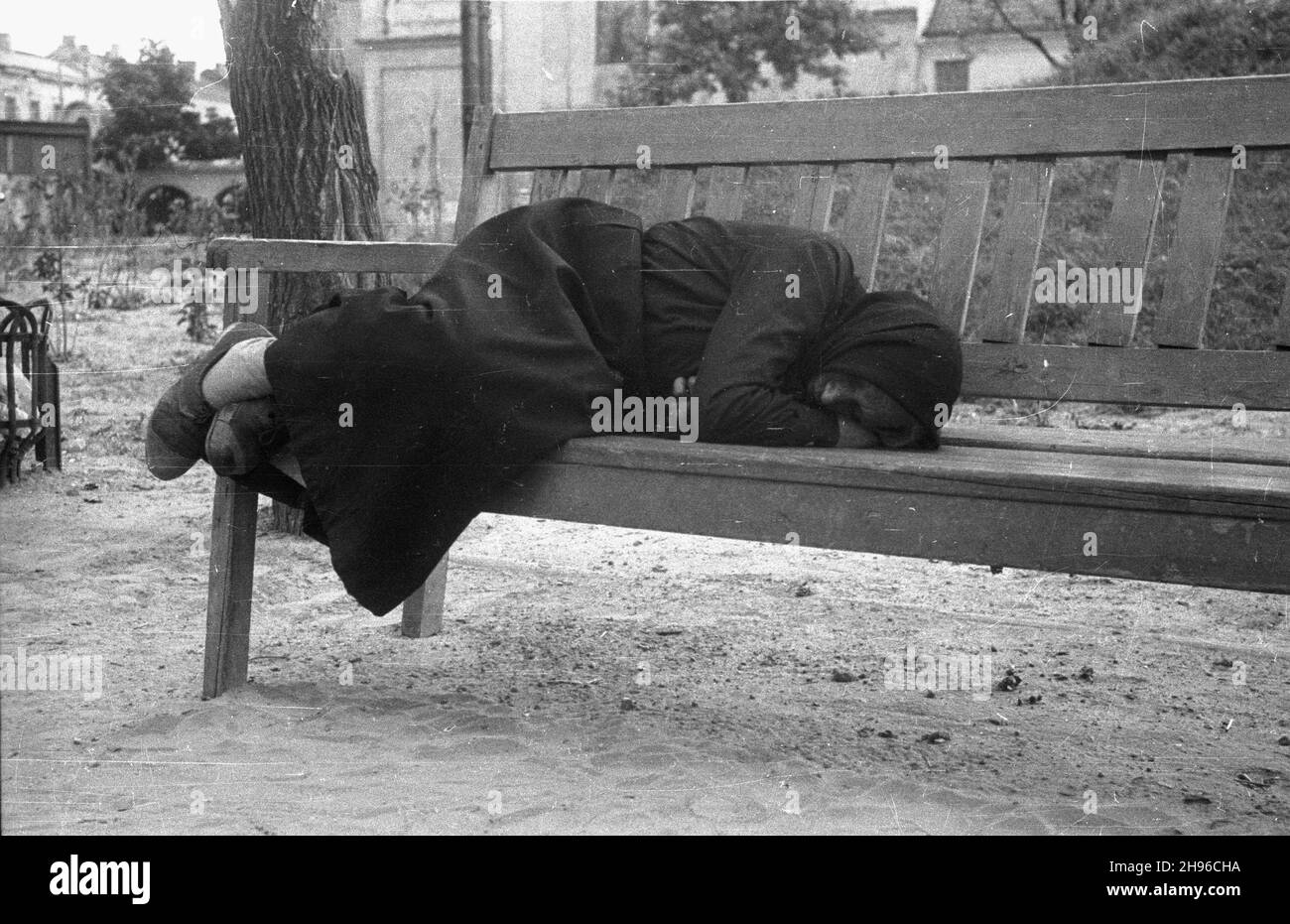 Lublin, 1947-08-03.Bezdomna kobieta œpi na ³awce placu Litewskim. wb/gr PAPLublin, le 3 août 1947.Une femme sans domicile dort sur un banc sur la place lituanienne. wb/gr PAP Banque D'Images