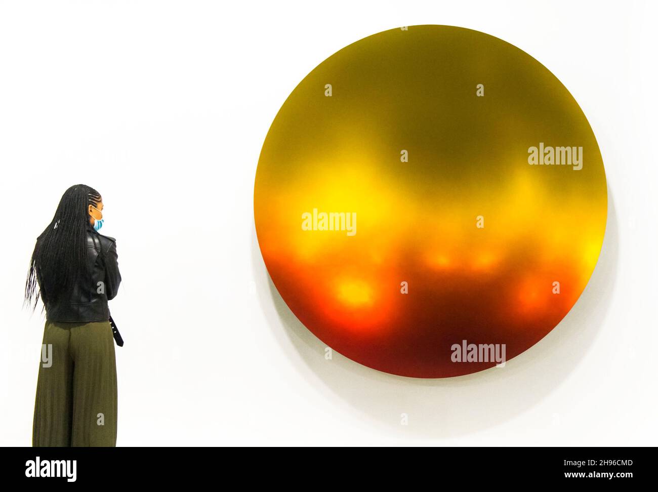 Miami Beach, Floride, États-Unis.04e décembre 2021.'Spanish and Pagan Gold to Red mix 2 satin' d'Anish Kapoor est exposé à Art Basel Miami Beach 2021.(Credit image: © Brian Cahn/ZUMA Press Wire) Credit: ZUMA Press, Inc./Alay Live News Banque D'Images