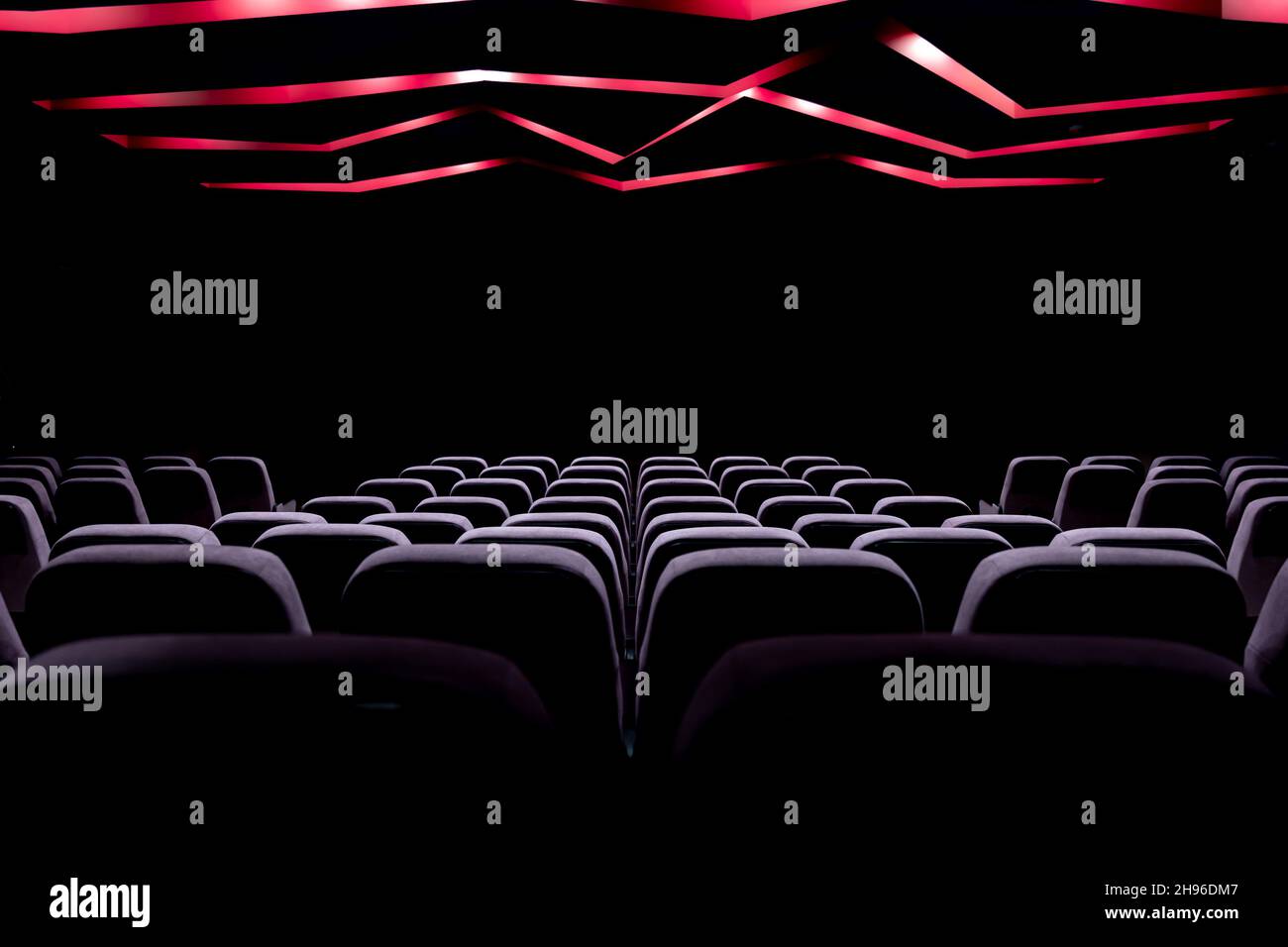 Salle de concert, salle de cinéma avec éclairage éteint et sièges  confortables Photo Stock - Alamy