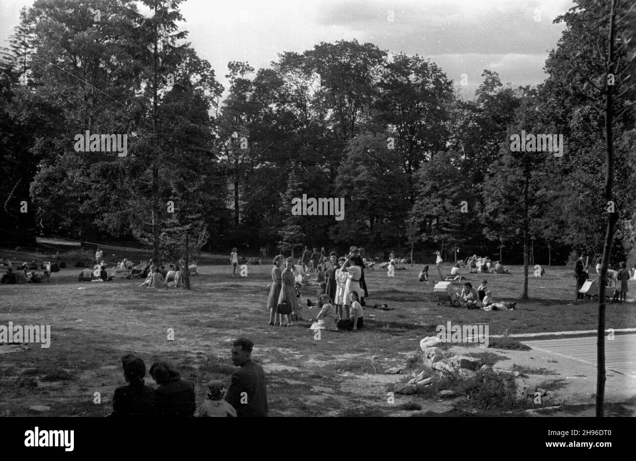 Lublin, 1947-08-03.Wypoczynek W Ogrodzie Saskim. wb/gr PAPLublin, le 3 août 1947.Passer du temps libre dans le jardin Saski. wb/gr PAP Banque D'Images