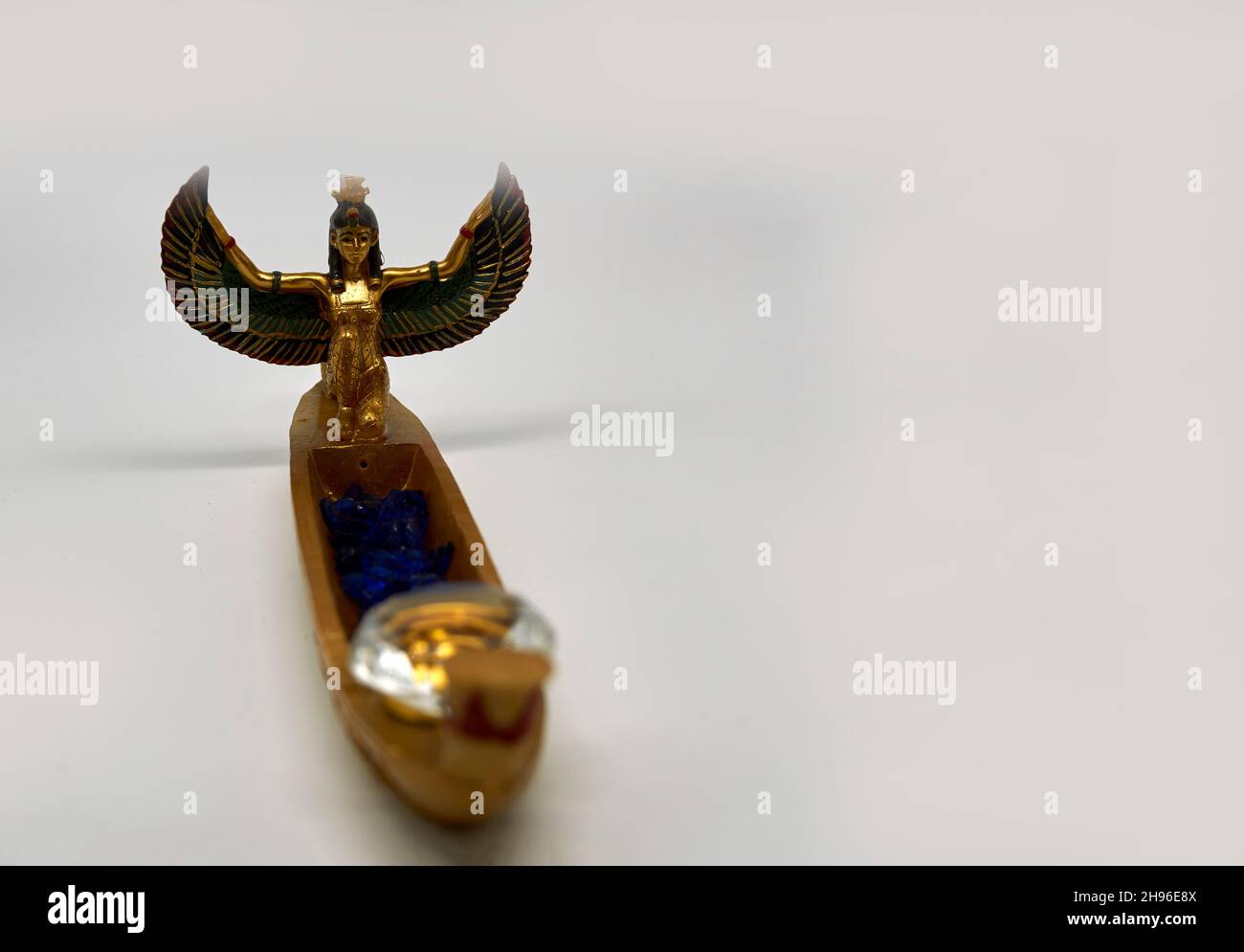 Souvenir égyptien décoré.Bateau doré avec une déesse aigue Isis.L'EI a perdu son harnais.Sur le bateau sont des pierres de verre bleu Banque D'Images