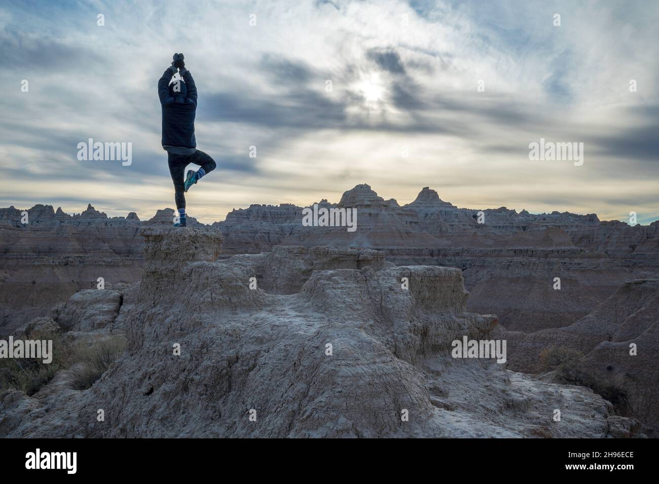 Yoga Vrikshasana Tree pose on Mound dans le parc national de Badlands, Dakota du Sud, États-Unis Banque D'Images