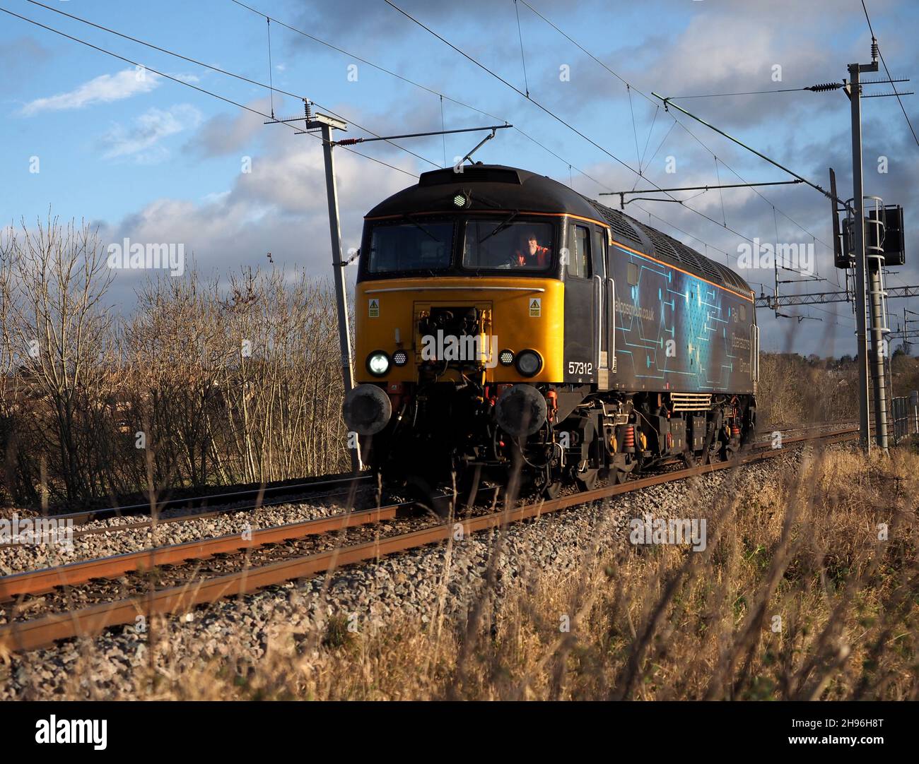 La locomotive diesel de classe 57 57312 du groupe des opérations ferroviaires se dirige vers le nord depuis Northampton, sur la ligne principale de la côte ouest Banque D'Images