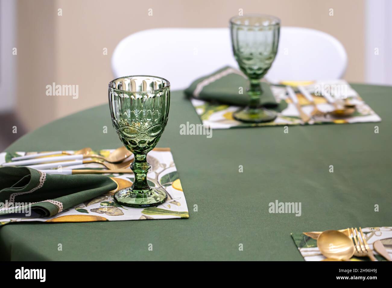 Idée de mise en place d'une table avec des gobelets en verre vert texturé  Photo Stock - Alamy