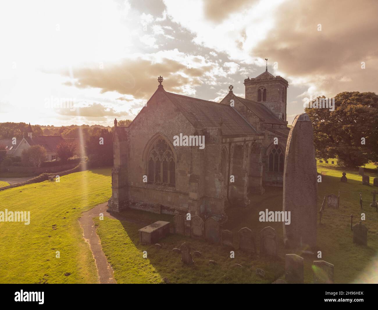 Rudston Church et Monolith près de Bridlington, East Yorkshire Banque D'Images