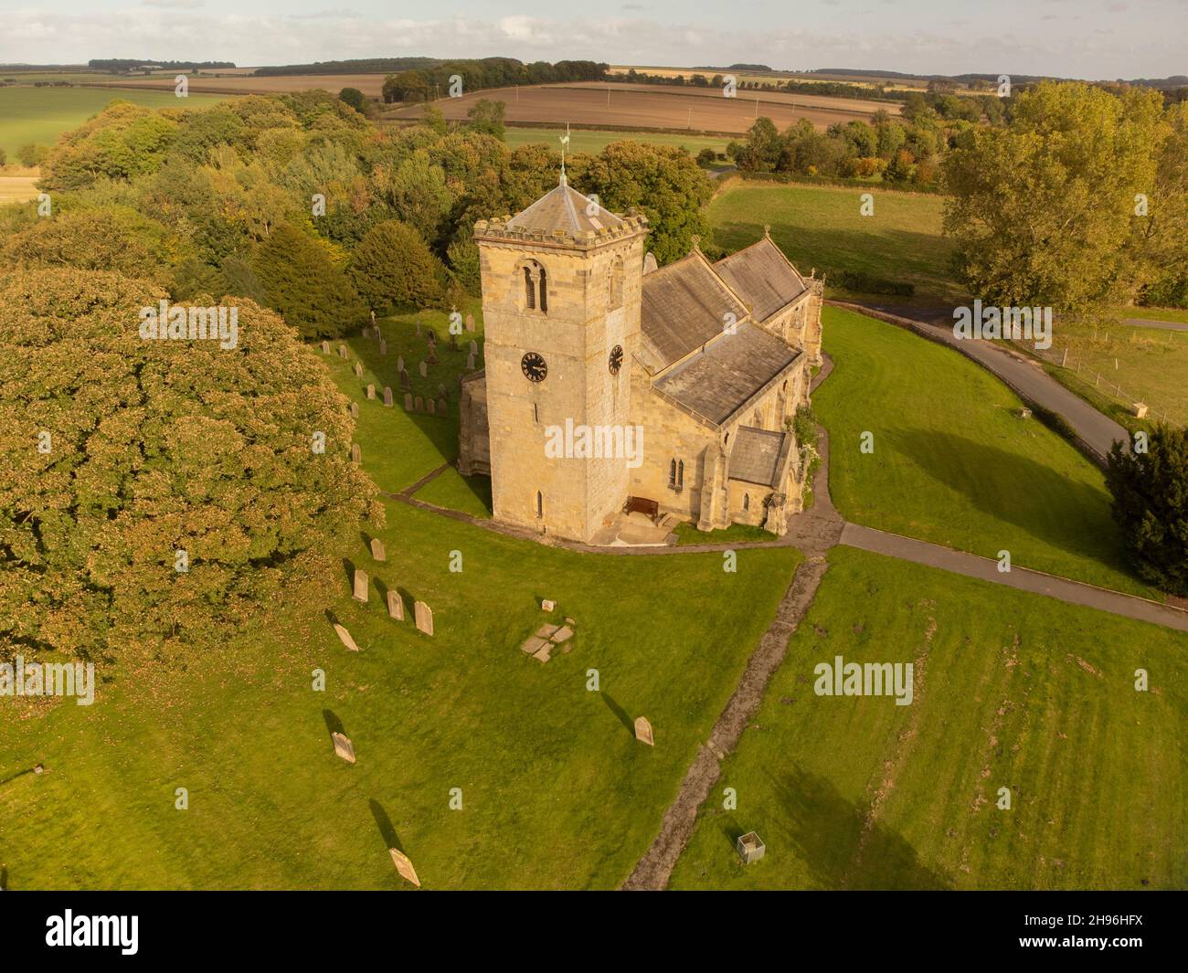 Rudston Church et Monolith près de Bridlington, East Yorkshire Banque D'Images