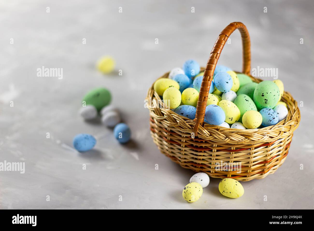 Arrière-plan de Pâques.Œufs de Pâques.Bonne carte de Pâques.Œufs de Pâques multicolores.Œufs de Pâques sur fond de bois blanc.Arrière-plan de Pâques.Espace du COPE Banque D'Images