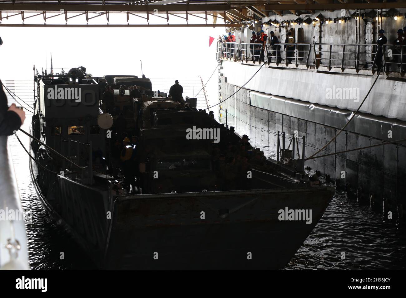 A Landing Craft, Utility entre dans le pont de puits du quai de navire d'atterrissage amphibie USS Harpers Ferry (LSD 49) avec le 3e Bataillon, 1er Marines en appui à l'exercice Steel Knight 22 (SK22), décembre 3.SK22 est un exercice d'entraînement annuel dirigé par la 1re Division Marine qui permet à l'équipe Marine-Marine corps d'opérer dans un environnement réaliste et à armes combinées pour améliorer les tactiques, techniques et procédures de combat naval. Banque D'Images