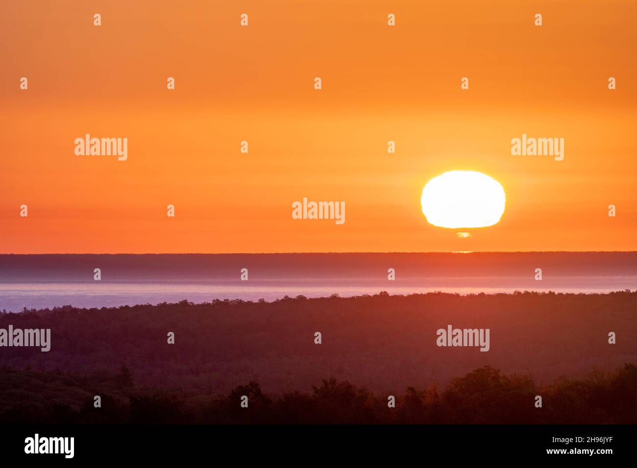 Lever de soleil sur le lac supérieur. Près de Big Bay, Upper Peninsula, Michigan, automne, États-Unis,Par Dominique Braud/Dembinsky photo Assoc Banque D'Images