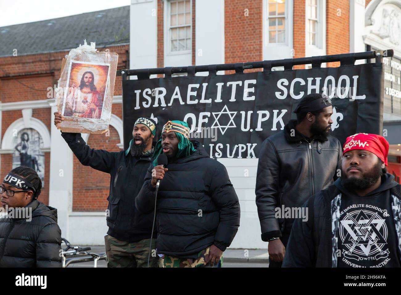 Brixton, Royaume-Uni.04e décembre 2021.Des membres de l'école Israélite de la connaissance pratique universelle (ISUPK) sont vus prêcher dans la rue de Brixton.ISUPK est une organisation d'importation américaine et un groupe religieux suprêmaciste noir.(Photo de Thabo Jaiyesimi/SOPA Images/Sipa USA) crédit: SIPA USA/Alay Live News Banque D'Images