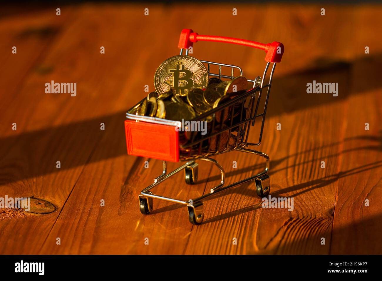 Pièce d'or Bitcoin et beaucoup d'autres pièces d'or dans le panier sur un fond de table en bois. Concept d'achat et de vente de crypto-monnaie. Banque D'Images
