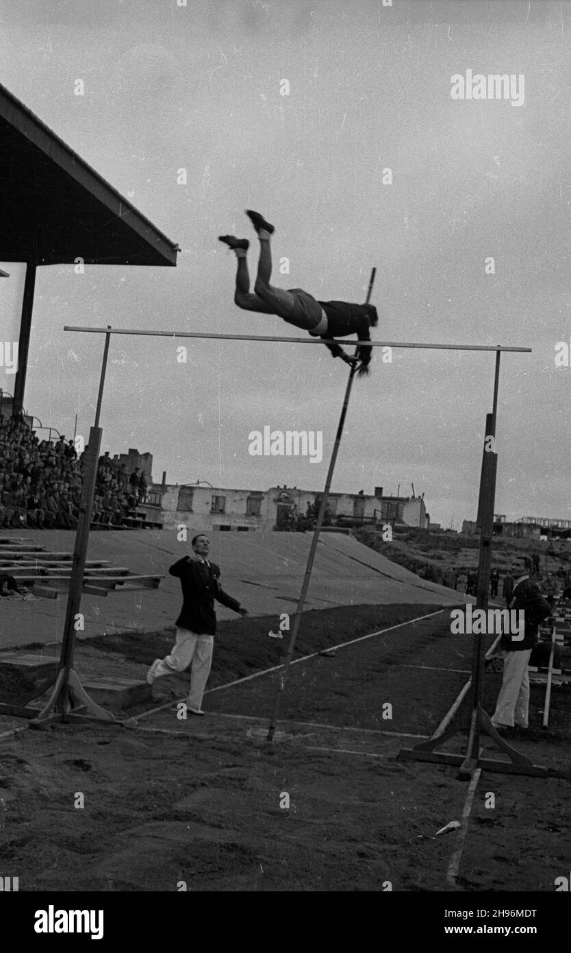 Varsovie, 1947-08-31.Miêdzynarodowe spotkanie lekkoatletyczne Praga-Warszawa stadna onie klubu sportowego Legia.NZ. Konkurencja W skoku o tyczce. po/ms PAPVarsovie, le 31 août 1947.Une rencontre internationale d'athlétisme (Prague contre Varsovie) sur le stade du club de sport Legia.Photo : la voûte polaire. po/ms PAP Banque D'Images