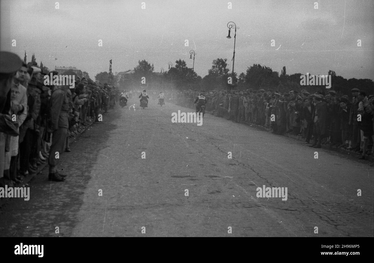 Varsovie, 1947-08-31.Wyœcig motocyklowy o mistrzostwo miasta.NZ. Zawodnicy W alNiepodleg³oœci po/ms PAPVarsovie, le 31 août 1947.Un rallye moto-cross pour le championnat de la ville.Photo : participants traversant l'avenue Niepodleglosci. po/ms PAP Banque D'Images