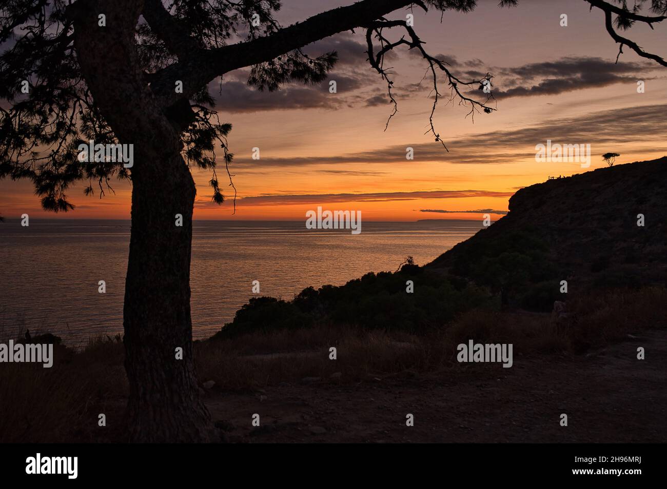 coucher de soleil avec nuages et couleurs sur la plage, paysage Banque D'Images