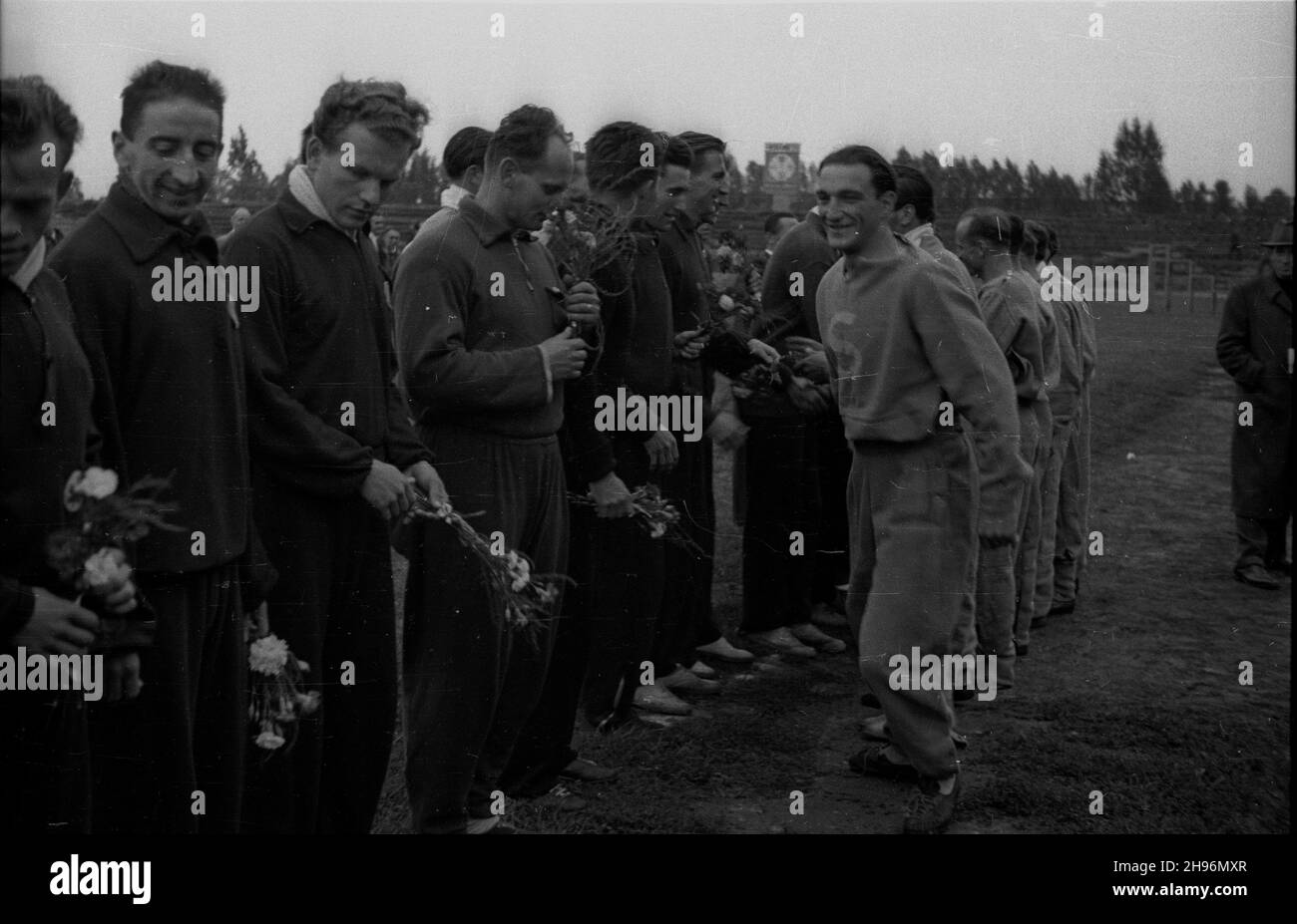 Varsovie, 1947-08-31.Miêdzynarodowe spotkanie lekkoatletyczne Praga-Warszawa stadna onie klubu sportowego Legia.NZ. po zakoñczonych zawodach polscy sportowcy dziêkuj¹ czechos³owackim kolegom za wspóln¹ rywalizacjê. po/ms PAPVarsovie, le 31 août 1947.La rencontre internationale d'athlétisme (Prague-Varsovie) sur le stade du club de sport militaire Legia.Photo: Après les compétitions ont terminé les athlètes polonais remercier les collègues tchécoslovaques pour la rivalité. po/ms PAP Banque D'Images