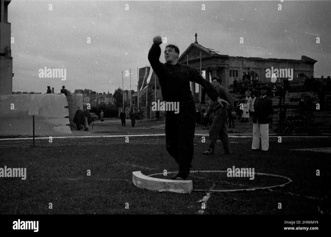 Varsovie, 1947-08-31.Miêdzynarodowe spotkanie lekkoatletyczne Praga-Warszawa stadna onie klubu sportowego Legia.NZ. Konkurencja W pchniêciu kul¹.W tle widoczne ruiny koœcio³a pw.Maki Boskiej Czêstochowskiej przy ul.£azienkowskiej. po/ms PAPVarsovie, le 31 août 1947.La rencontre internationale d'athlétisme (Prague-Varsovie) sur le stade du club de sport militaire Legia.Photo : la photo a été prise.Dans les ruines de fond de l'église Sainte mère de Czestochowa à la rue Lazienkowska. po/ms PAP Banque D'Images