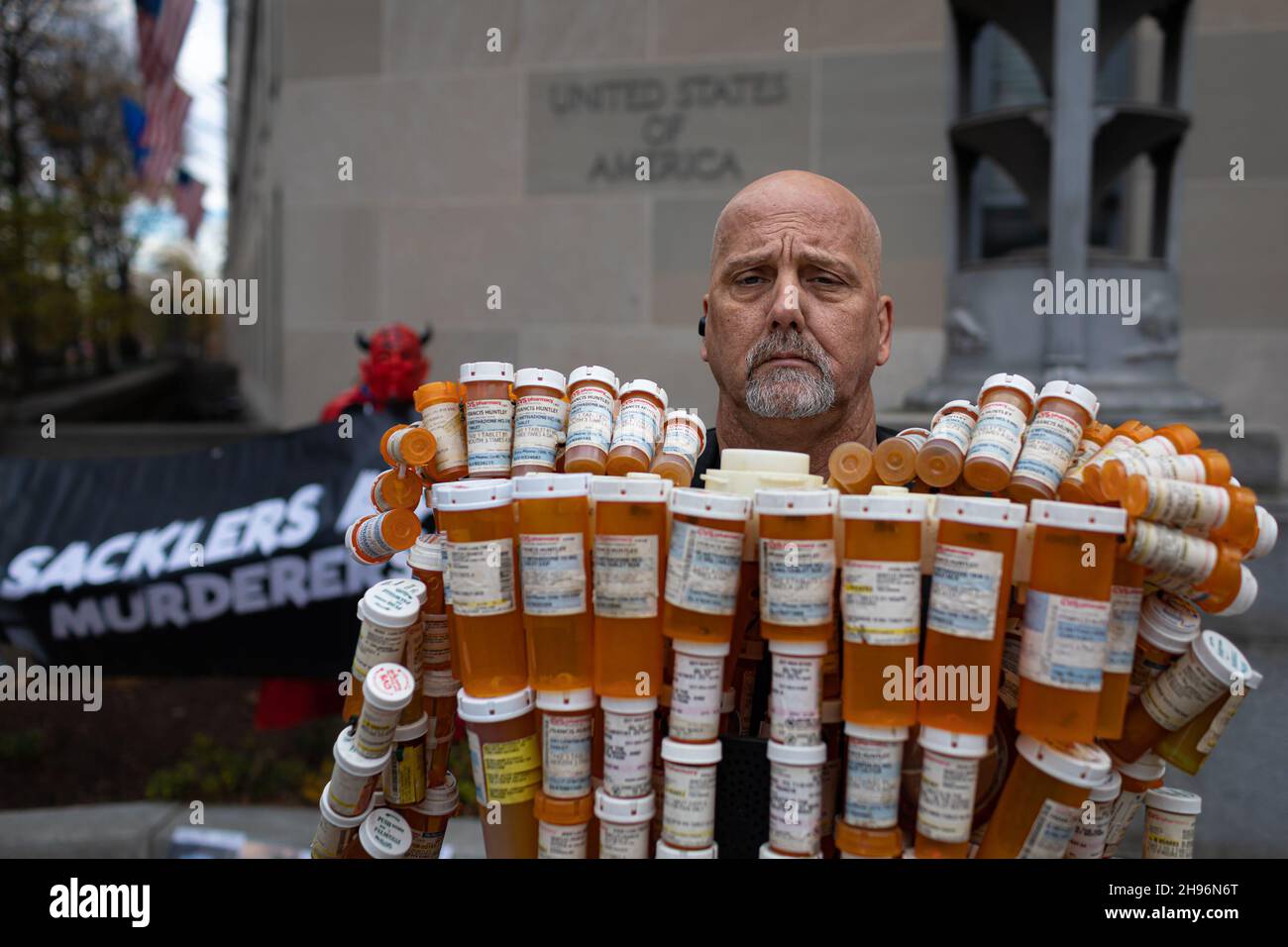 Frank Huntley a essayé de sensibiliser à la dépendance aux opiacés avec sa sculpture 'Pill Man.Le 3 décembre 2021, des personnes de partout aux États-Unis, qui ont perdu des proches en raison de l'épidémie d'opioïdes, se sont ralliées au ministère de la Justice de Washington DC, appelant le procureur général Merrick Garland et l'adjoint de l'AG Lisa Monaco à porter des accusations criminelles contre des membres de la famille Sackler.La société de Sackler, Purdue Pharma, a plaidé coupable en octobre 2020 à trois accusations criminelles liées à la commercialisation du médicament OxyContin, mais n'a fait l'objet que de sanctions pécuniaires d'environ 8.3 $ Banque D'Images