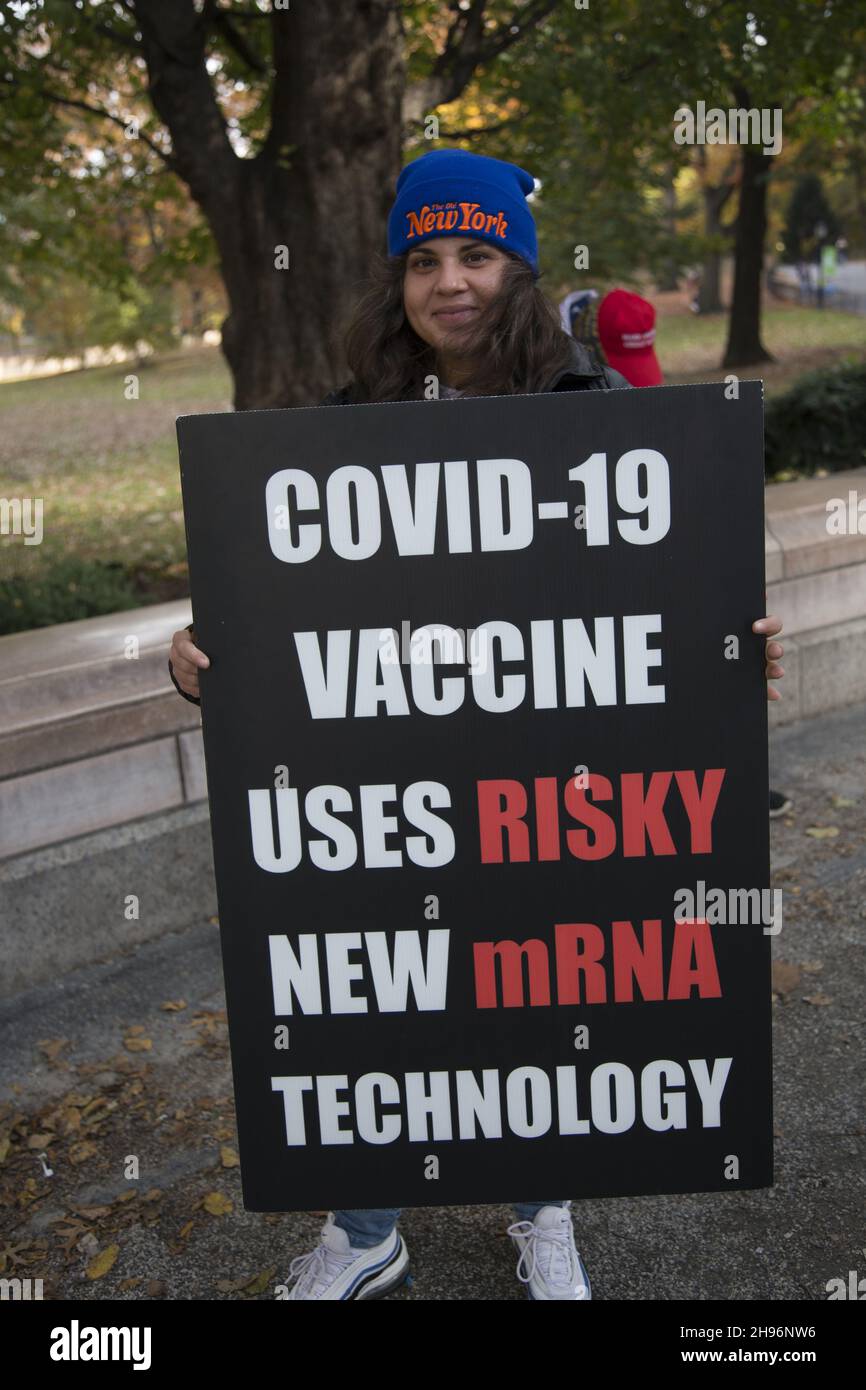 Femme avec un signe questionnant la technologie des vaccins d'ARNm lors d'un No mandate, d'un rassemblement Health Freedom et d'une marche au Columbus Circle à Manhattan, New York City. Banque D'Images