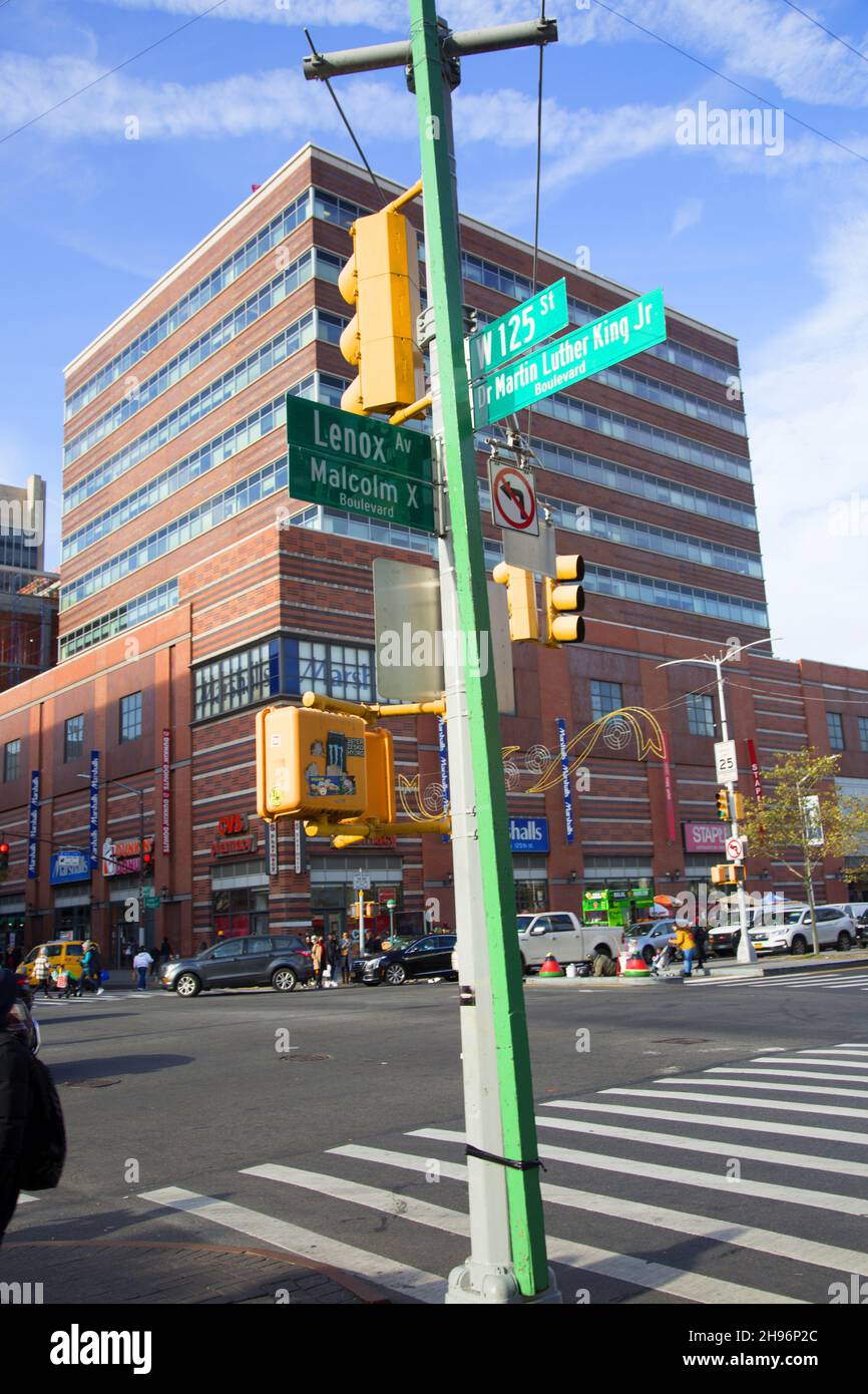 A l'angle de la 125e rue et de Lennox Ave, rebaptisée Martin Luther King Jr & Malcolm X Boulevards, au centre du quartier de Harlem, Manhattan, New York. Banque D'Images