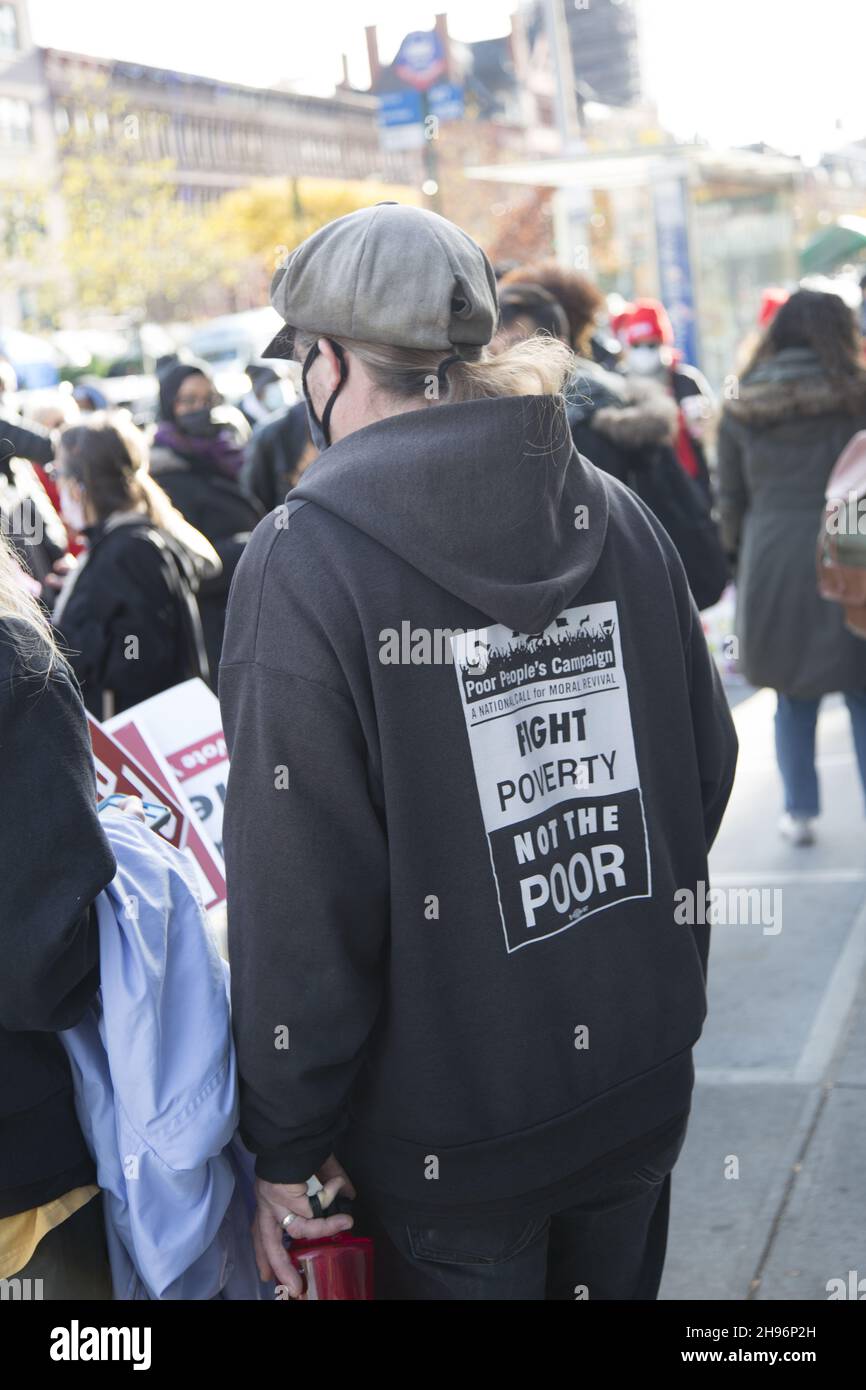 Homme avec un signe sur son manteau, lutte contre la pauvreté, pas les pauvres lors d'un rassemblement par la New York Nurses Association pour la promotion des soins de santé universels.Harlem, New York. Banque D'Images