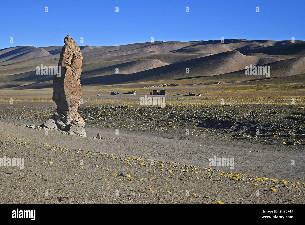 Monolithe géologique (Monjes de la Pakana) et hil sec dans le désert d'Atacama, au Chili Banque D'Images