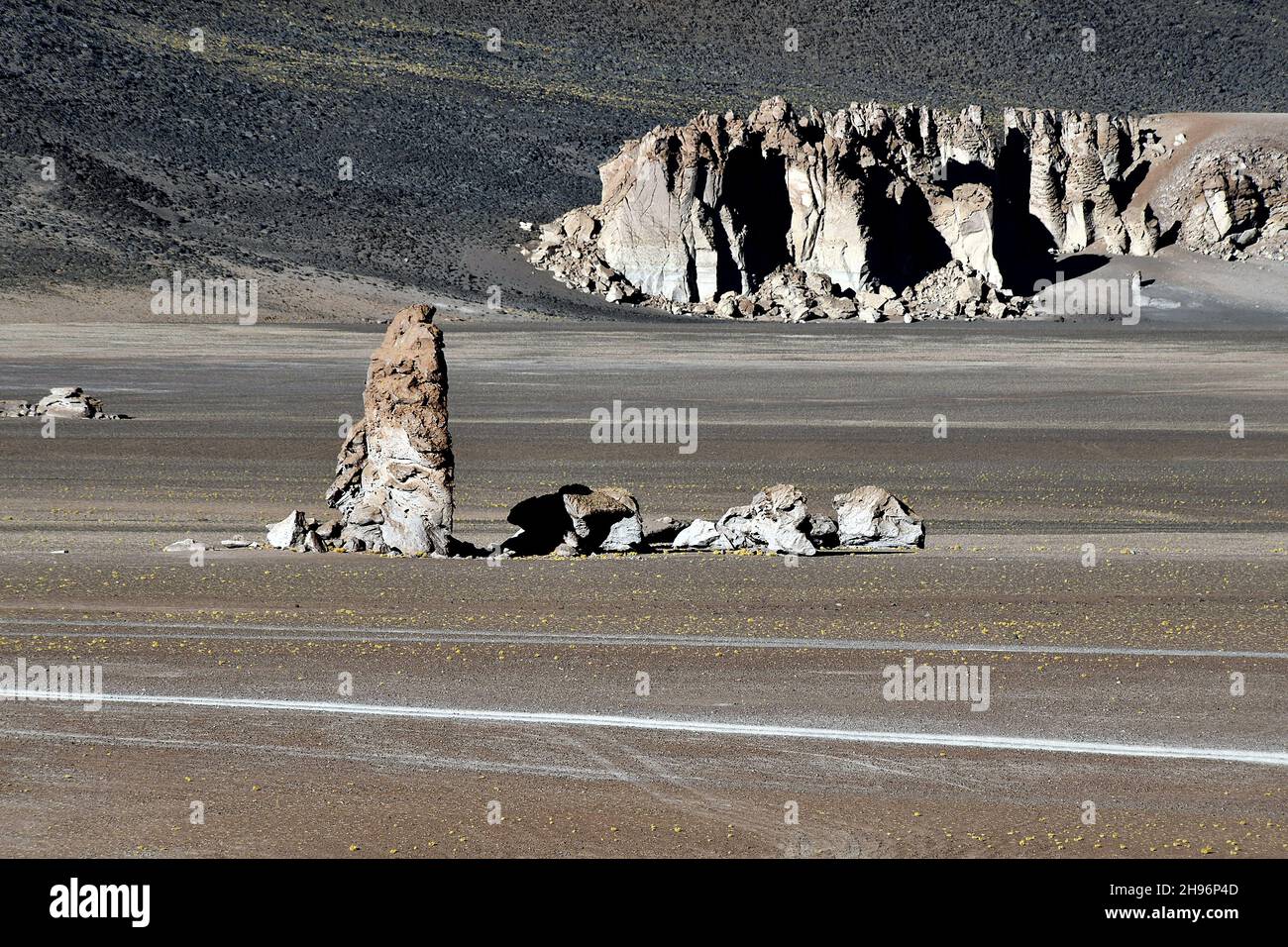 Le monolithe géologique (Monjes de la Pakana) et d'énormes rochers bruts dans le désert d'Atacama, au Chili Banque D'Images