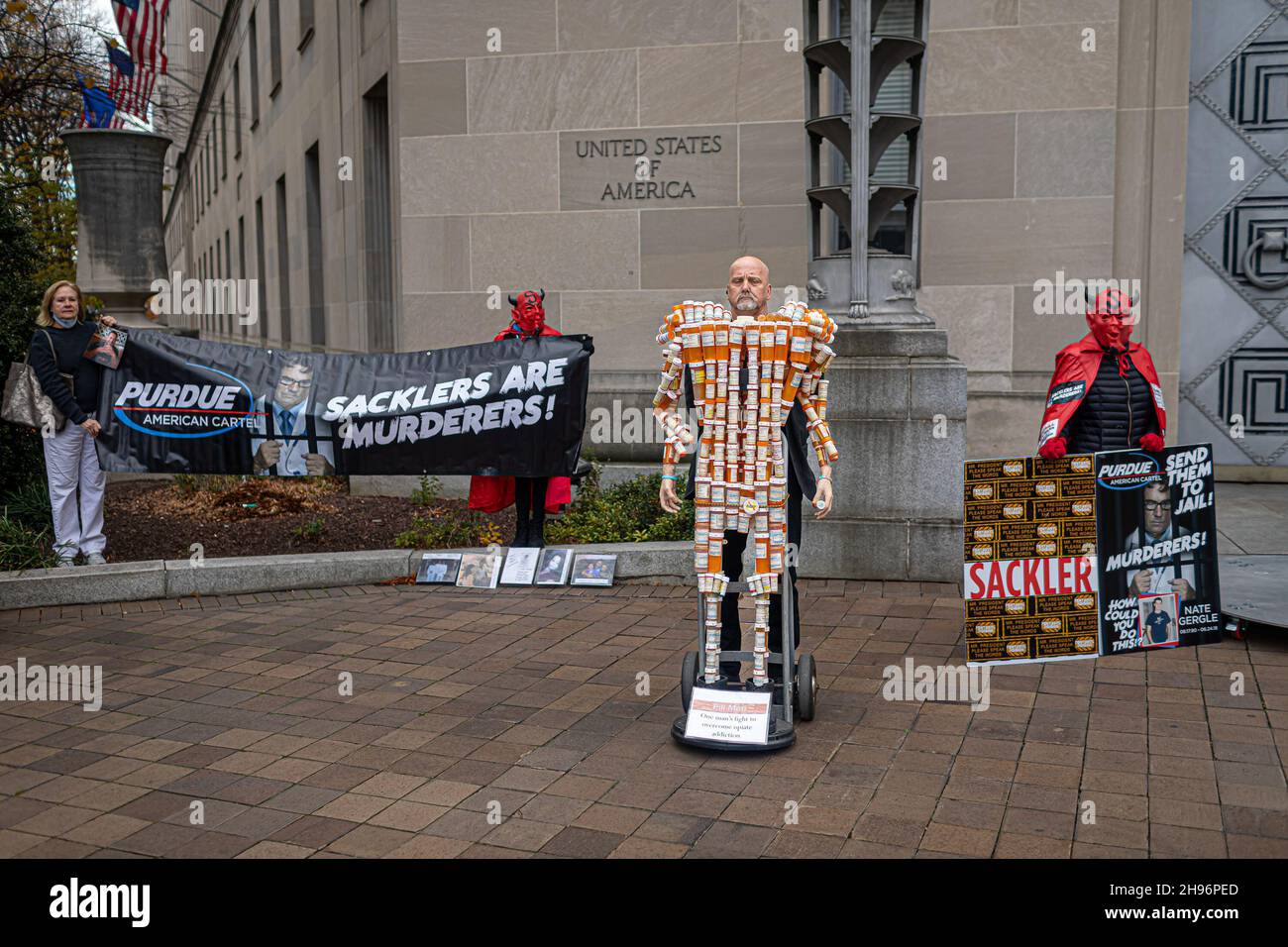 3 décembre 2021, Washington DC, District of Columbia, États-Unis: Frank Huntley a essayé de sensibiliser à la dépendance aux opiacés avec sa sculpture ''Pill Man.Le 3 décembre 2021, des personnes de partout aux États-Unis, qui ont perdu des proches en raison de l'épidémie d'opioïdes, se sont ralliées au ministère de la Justice de Washington DC, appelant le procureur général Merrick Garland et l'adjoint de l'AG Lisa Monaco à porter des accusations criminelles contre des membres de la famille Sackler.La société de Sackler, Purdue Pharma, a plaidé coupable en octobre 2020 à trois accusations criminelles liées à la commercialisation de la dr Banque D'Images