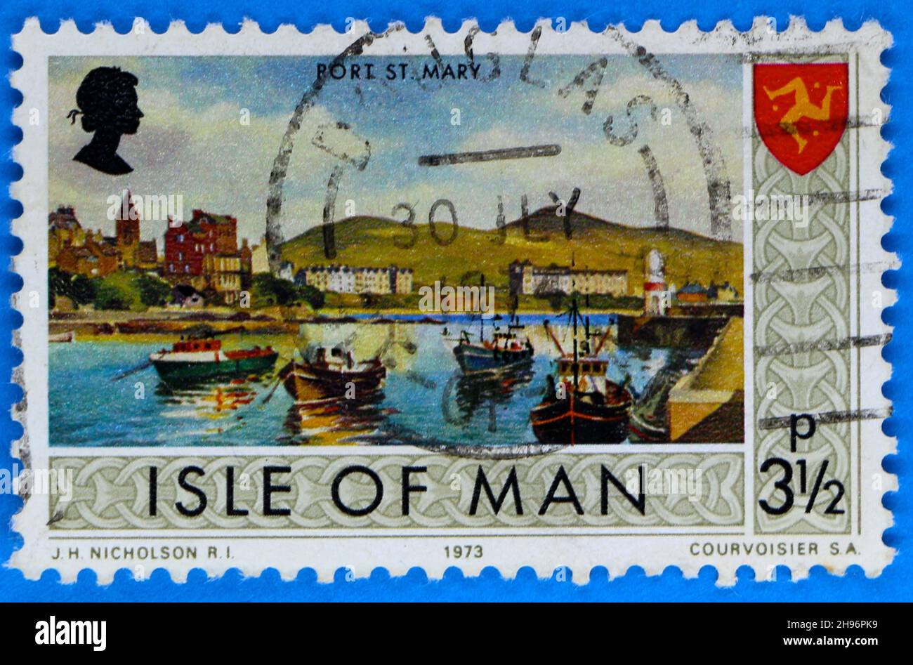 Photo d'un timbre-poste 1973 de l'île de Man 31/2p avec une illustration de Port St Mary avec des bateaux de pêche à l'ancre Banque D'Images