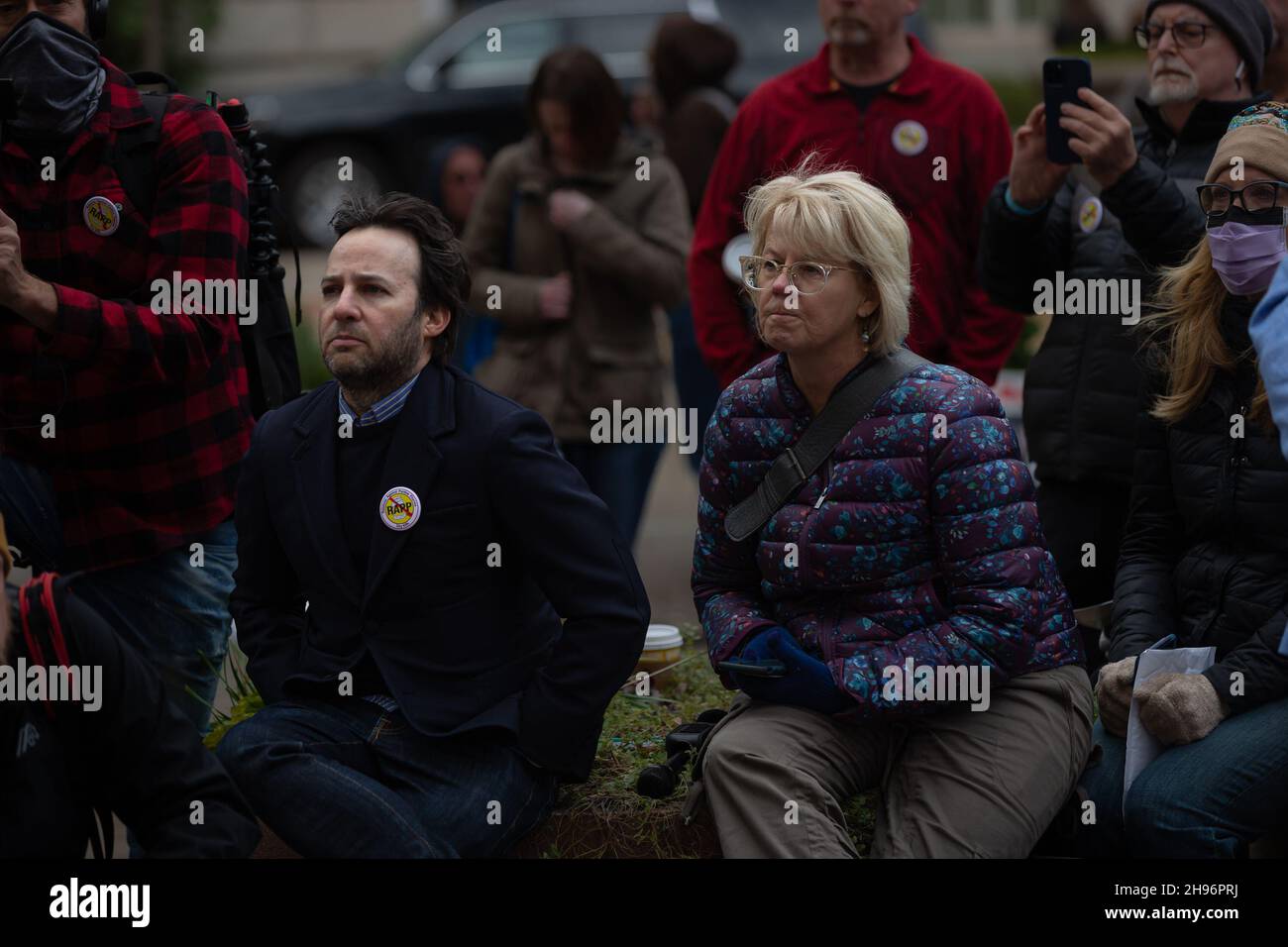 3 décembre 2021, Washington DC, District of Columbia, États-Unis: 'Dopesick', coureur de série télévisée, Danny Strong et auteur du livre 'Dopesick, '' Beth Macy.Le 3 décembre 2021, des personnes de partout aux États-Unis, qui ont perdu des proches en raison de l'épidémie d'opioïdes, se sont ralliées au ministère de la Justice de Washington DC, appelant le procureur général Merrick Garland et l'adjoint de l'AG Lisa Monaco à porter des accusations criminelles contre des membres de la famille Sackler.La société de Sackler, Purdue Pharma, a plaidé coupable en octobre 2020 à trois accusations criminelles liées à sa commercialisation de la drogue Banque D'Images