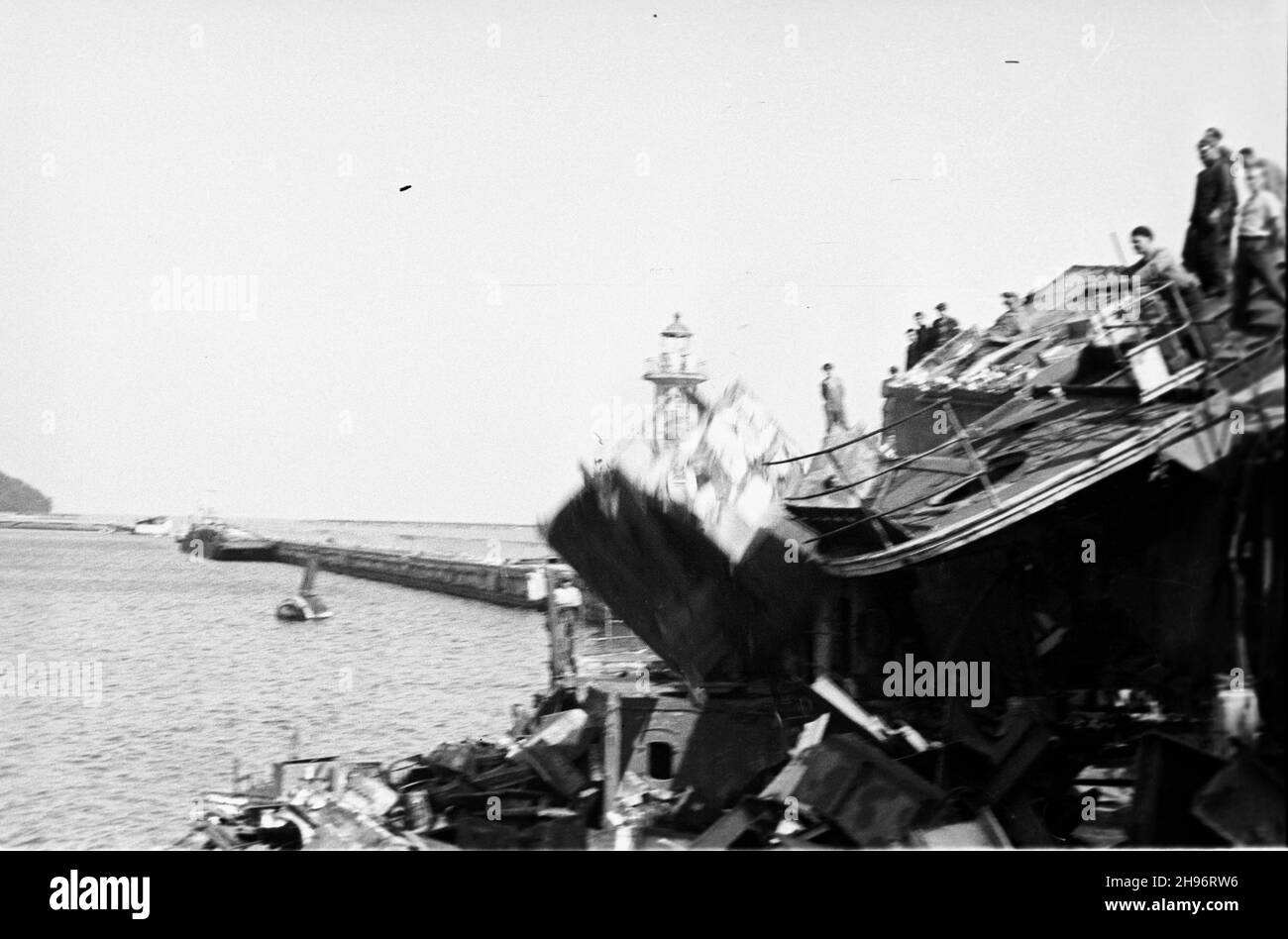 Gdynia, 1947-09.Port Gdynia.NZ. Prace demonta¿owe na wraku pancernika niemieckiego Gneisenau zatopionego u wejœcia do portu podczas II wojny œwiatowej.Robotnicy demontuj¹ wie¿yczkê okrêtu. bk/mgs PAPGdynia, 1947 septembre.Port de Gdynia.Photo : démantèlement d'une épave du cuirassé allemand Gneisenau coulé dans le port pendant la Seconde Guerre mondialeDémontage de la tourelle du navire. bk/mgs PAP Banque D'Images