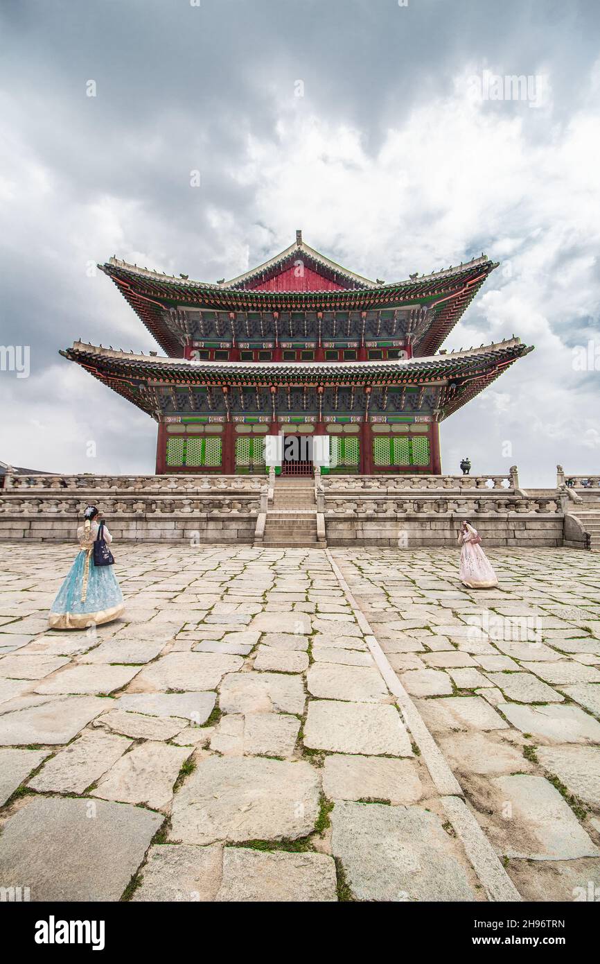 Palais Gyeongbokgung à Séoul, Corée du Sud le premier palais royal construit dans la dynastie Joseon.Deux femmes vêtues de vêtements traditionnels coréens Hanbok Banque D'Images