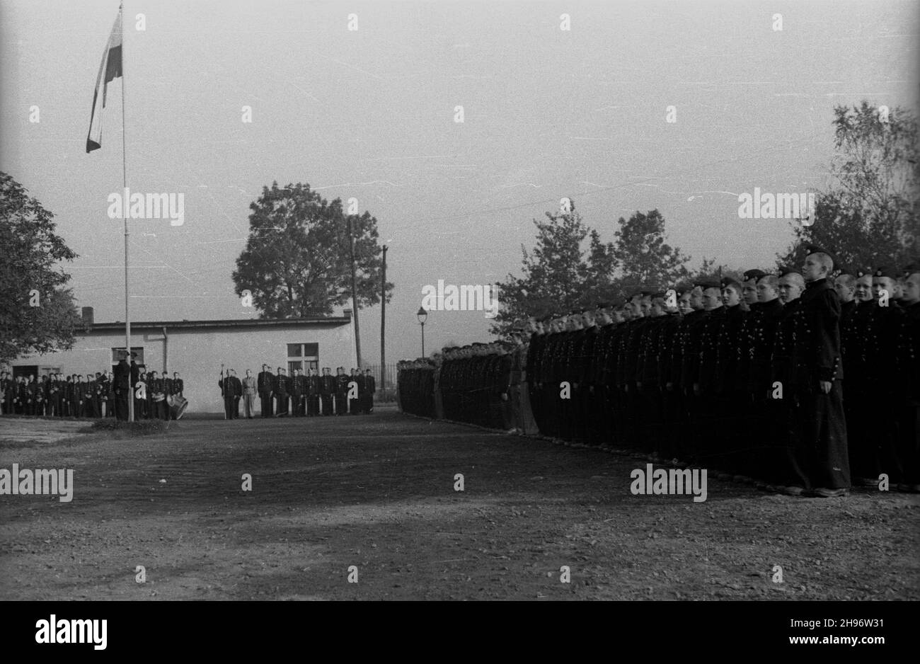 Zabrze, 1947-09.Szko³a Przysposobienia Przemys³owego nr 4 Ministerstwa Przemys³u i Handlu.NZ. Uczniowie szko³y W mundurkach górniczych na placu apelowym. bk/mgs PAP Dok³adny dzieñ wydarzenia nieustalony.Zabrze, septembre 1947.École de formation industrielle n° 4 du ministère de l'Industrie et du Commerce.Photo : élèves en uniforme de mineur sur un terrain de forage. bk/mgs PAP Banque D'Images