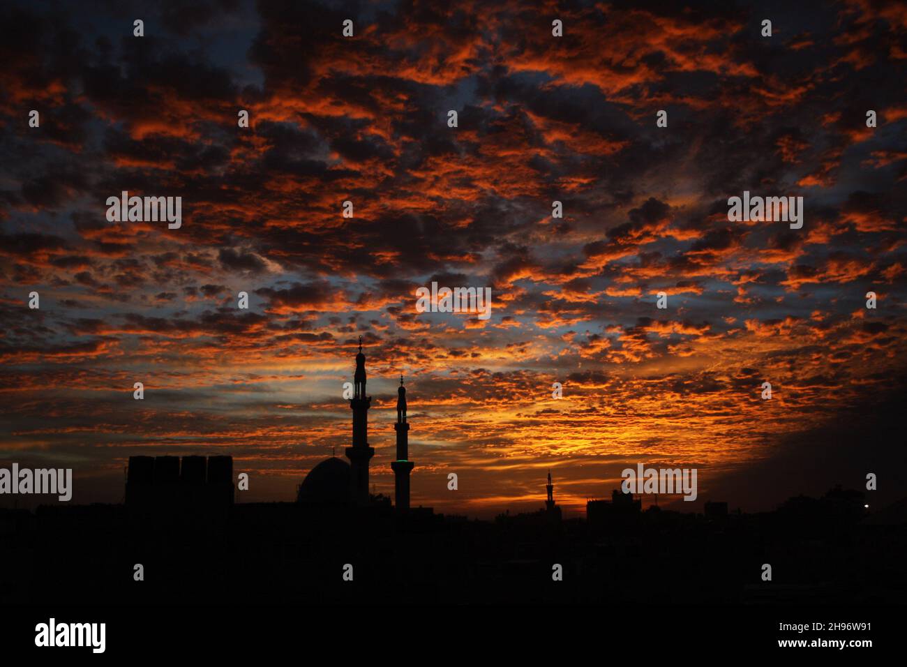 Rafah, Gaza.04e décembre 2021.Les minarets d'une mosquée sont silhouettes contre le ciel au coucher du soleil dans le sud de la bande de Gaza, le samedi 4 décembre 2021.Photo par Ismael Mohamad/UPI crédit: UPI/Alay Live News Banque D'Images