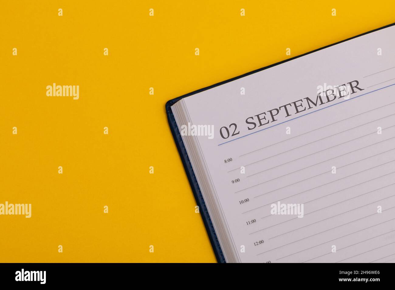 Bloc-notes ou agenda avec la date exacte sur fond jaune.Calendrier du 2 septembre - heure d'automne.Espace pour le texte. Banque D'Images