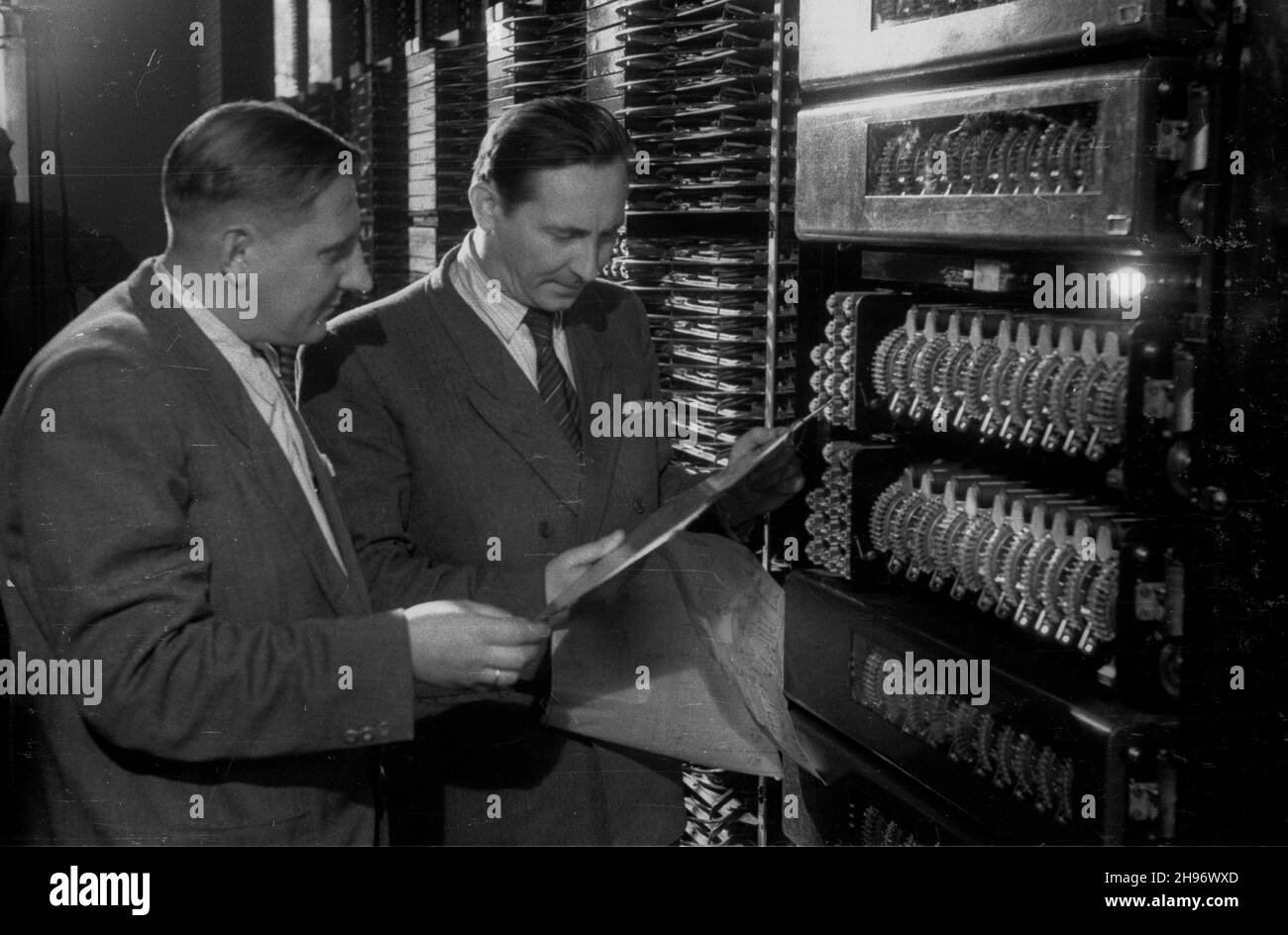 Varsovie, le 1947 septembre.Un nouveau bureau de change téléphonique a été ouvert sur la rue Szustra le 20 septembre pour le district de Mokotow, pour 6,000 abonnés.Photo: Un travailleur avec un dispositif de comptage d'unité d'appel téléphonique. bk/mgs PAPWarszawa, 1947-09.20 wrzeœnia de l'ul.Szustra uruchomiono now¹ centralê telefoniczn¹ dla Mokotowa na 6000 abonentów.NZ. Kierownik centrali Stanis³aw Krukowski (P) przy rejestrach. bk/mgs PAP Dok³adny dzieñ wydarzenia nieustalony.Varsovie, le 1947 septembre.Un nouveau bureau de change téléphonique a été ouvert sur la rue Szustra le 20 septembre pour le district de Mokotow, pour 6,000 abonnés.Pictur Banque D'Images