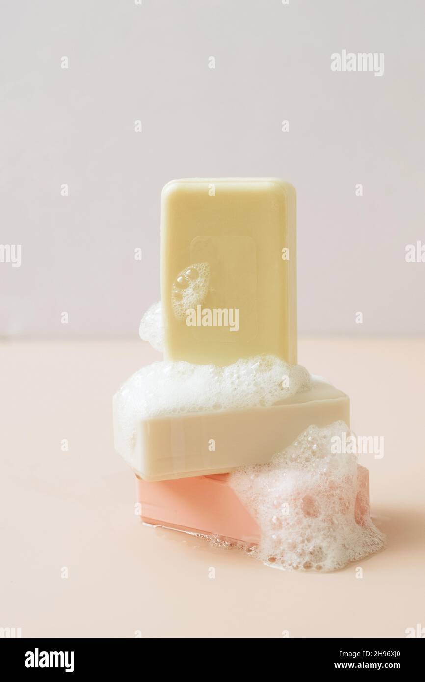 Une barre de savon biologique fait main avec de grandes bulles de mousse.Santé beauté produits naturels concept.Cosmétiques biologiques. Banque D'Images