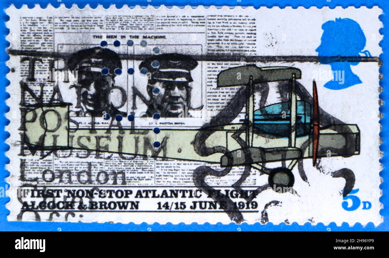 Photo d'un timbre-poste pour l'anniversaire de 50th d'Alcock et Brown traversant l'Atlantique sans escale en 1919 a frénété le Musée national de la poste de Londres Banque D'Images