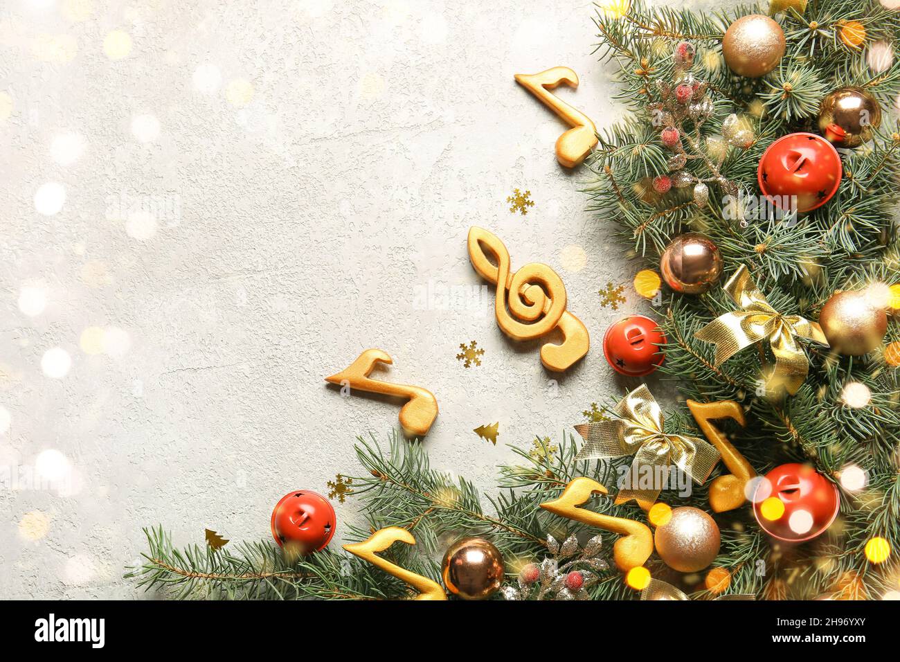 Décoration de Noël avec notes de musique sur fond gris et espace pour le  texte Photo Stock - Alamy