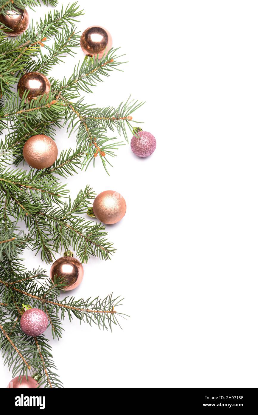 Décoration de Noël et branches de sapin sur fond blanc Photo Stock - Alamy