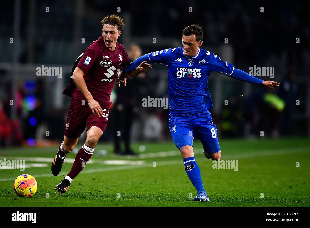 Turin, Italie.02 décembre 2021.Mergim Vojvoda (L) du FC Torino est défié par Liam Henderson du FC Empoli lors de la série Un match de football entre Banque D'Images