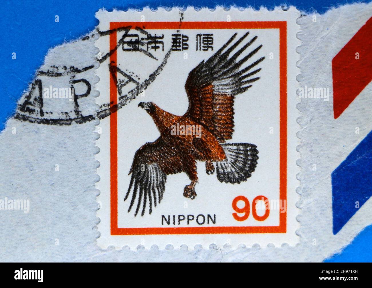 Photo d'un ancien timbre-poste japonais d'occasion avec une illustration d'oiseau aigle doré Banque D'Images