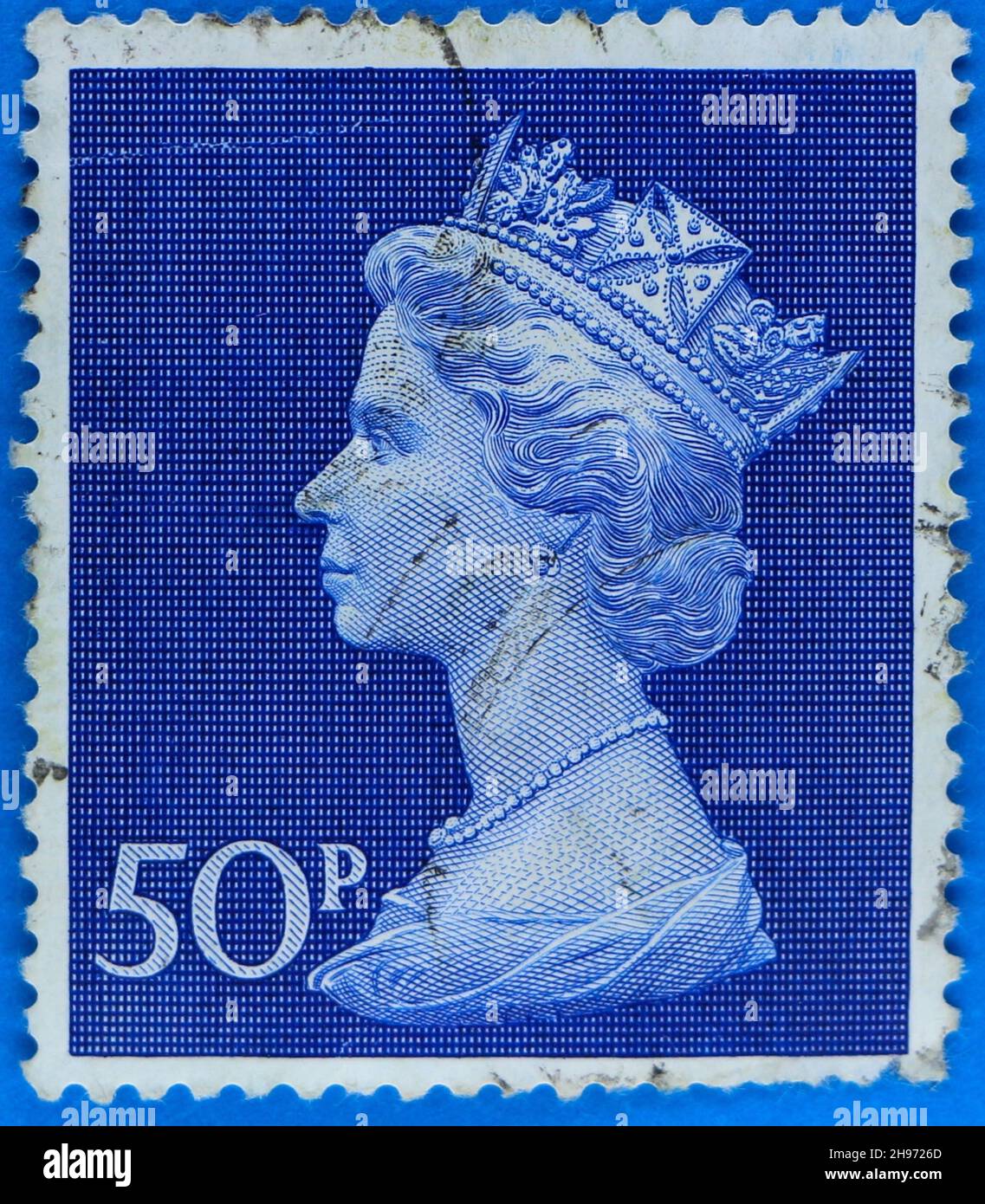 Photo d'un timbre-poste bleu 50p avec la reine Elizabeth II en profil Banque D'Images