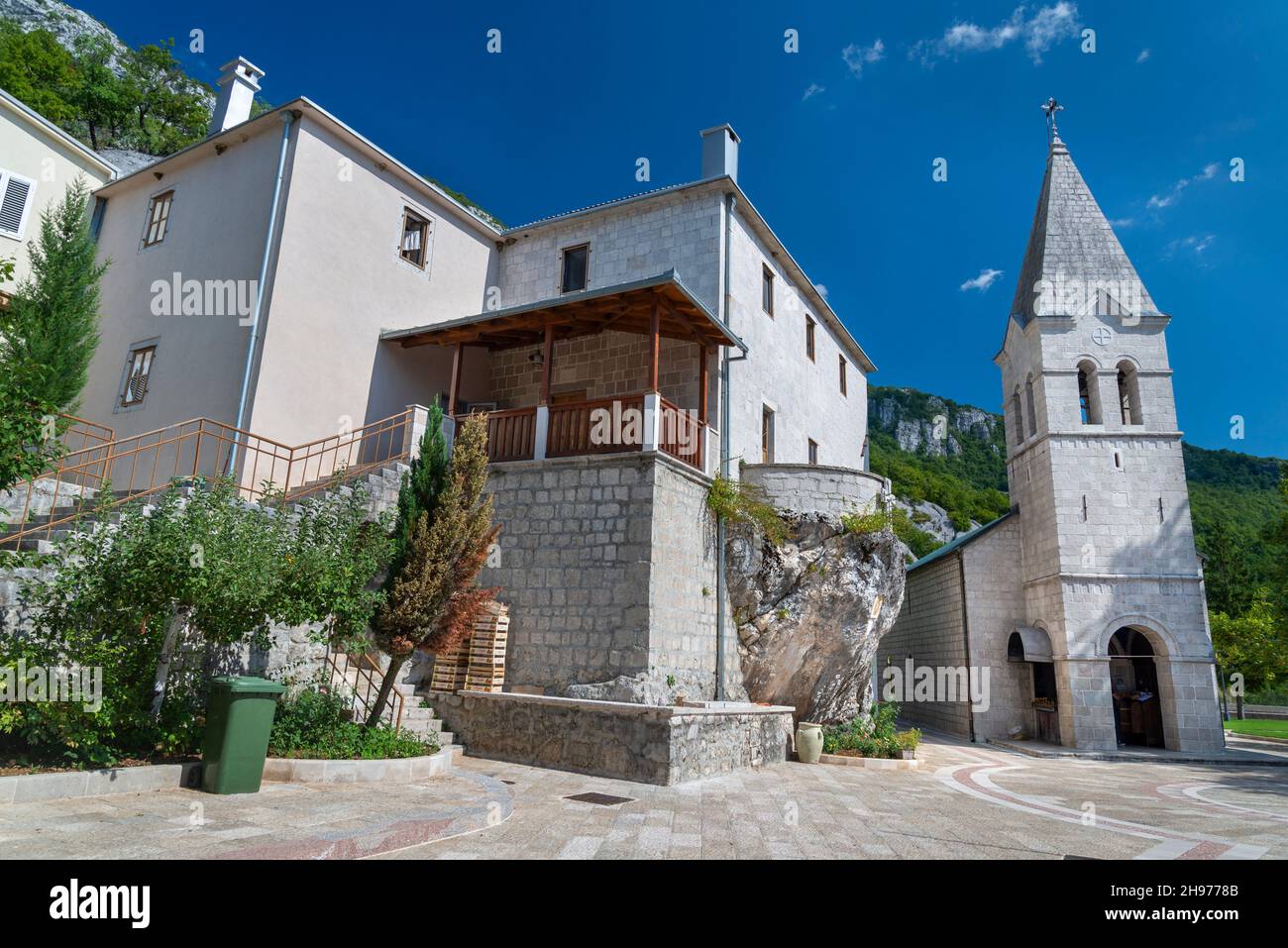 Partie à l'origine de l'église orthodoxe serbe, un après-midi chaud en plein soleil avec toile de fond de montagnes et de ciel bleu. Banque D'Images
