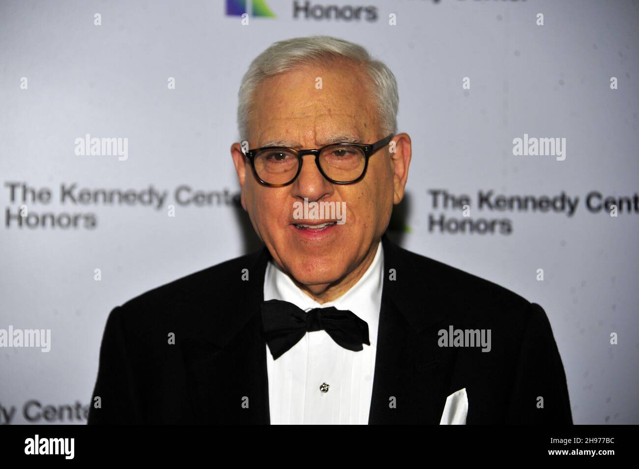 David M. Rubenstein, président du Kennedy Center for the Performing Arts, arrive pour le dîner de l'artiste officiel en l'honneur des récipiendaires de la 44e cérémonie annuelle de remise des prix du Kennedy Center à la Bibliothèque du Congrès de Washington, DC, le samedi 4 décembre 2021.Les 2021 lauréats sont : la basse-baryton d'opéra Justino Diaz, fondateur de Motown, auteur-compositeur, producteur et réalisateur Berry Gordy, le créateur de « Saturday Night Live » Lorne Michaels, l'icône légendaire de scène et d'écran Bette Munder et le chanteur-compositeur Joni Mitchell.Photo de Ron Sachs/UPI Banque D'Images