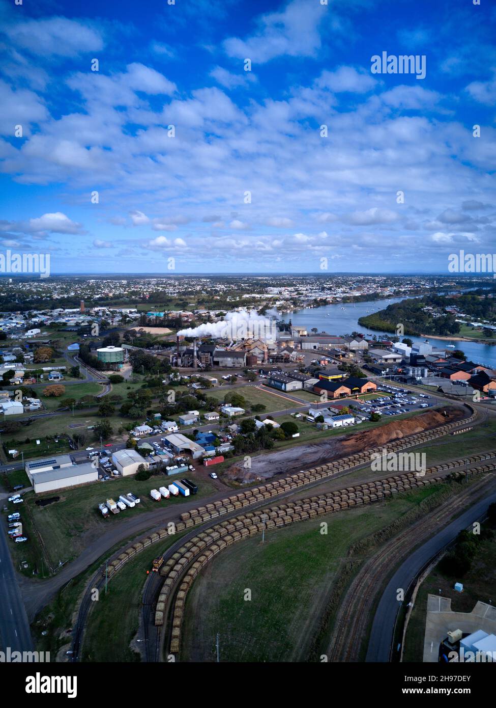 Antenne des trains de canne à sucre se ramenant dans le moulin à sucre de Millaquin et la distillerie de Bundaberg Rum Queensland Australie Banque D'Images